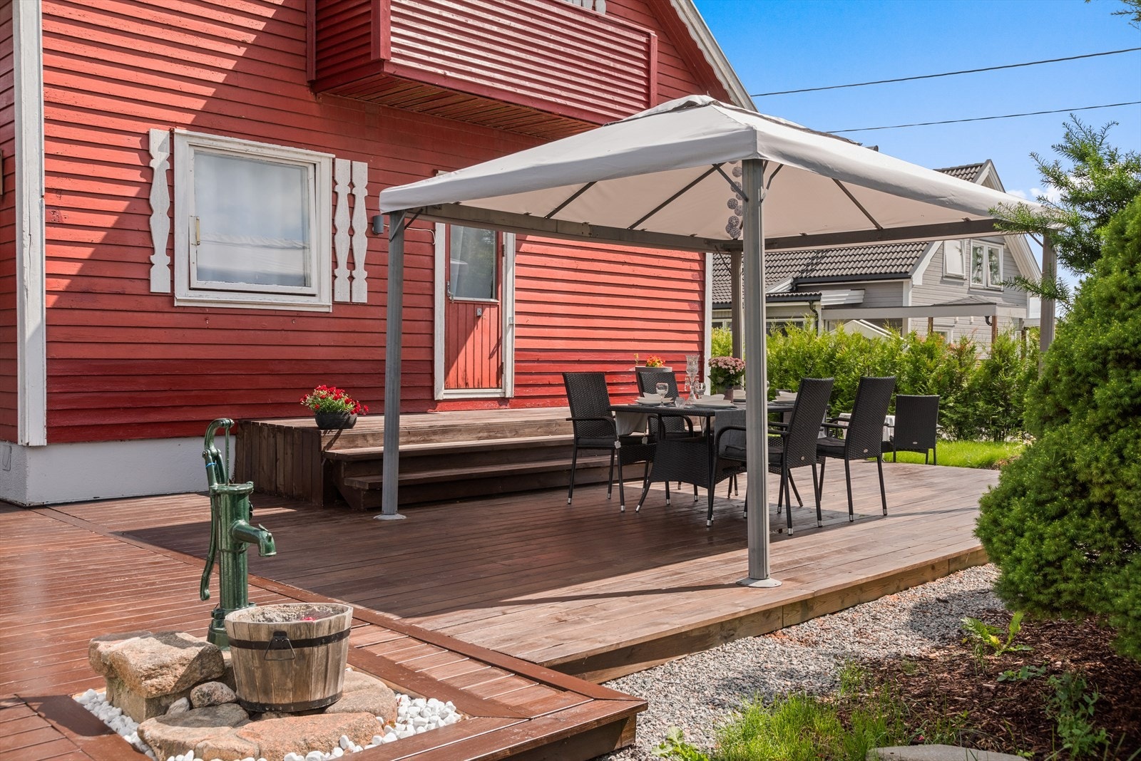 Her kan lange dager nytes ute mens barna leker i hagen. Pergola medfølger ikke. Galleribilde