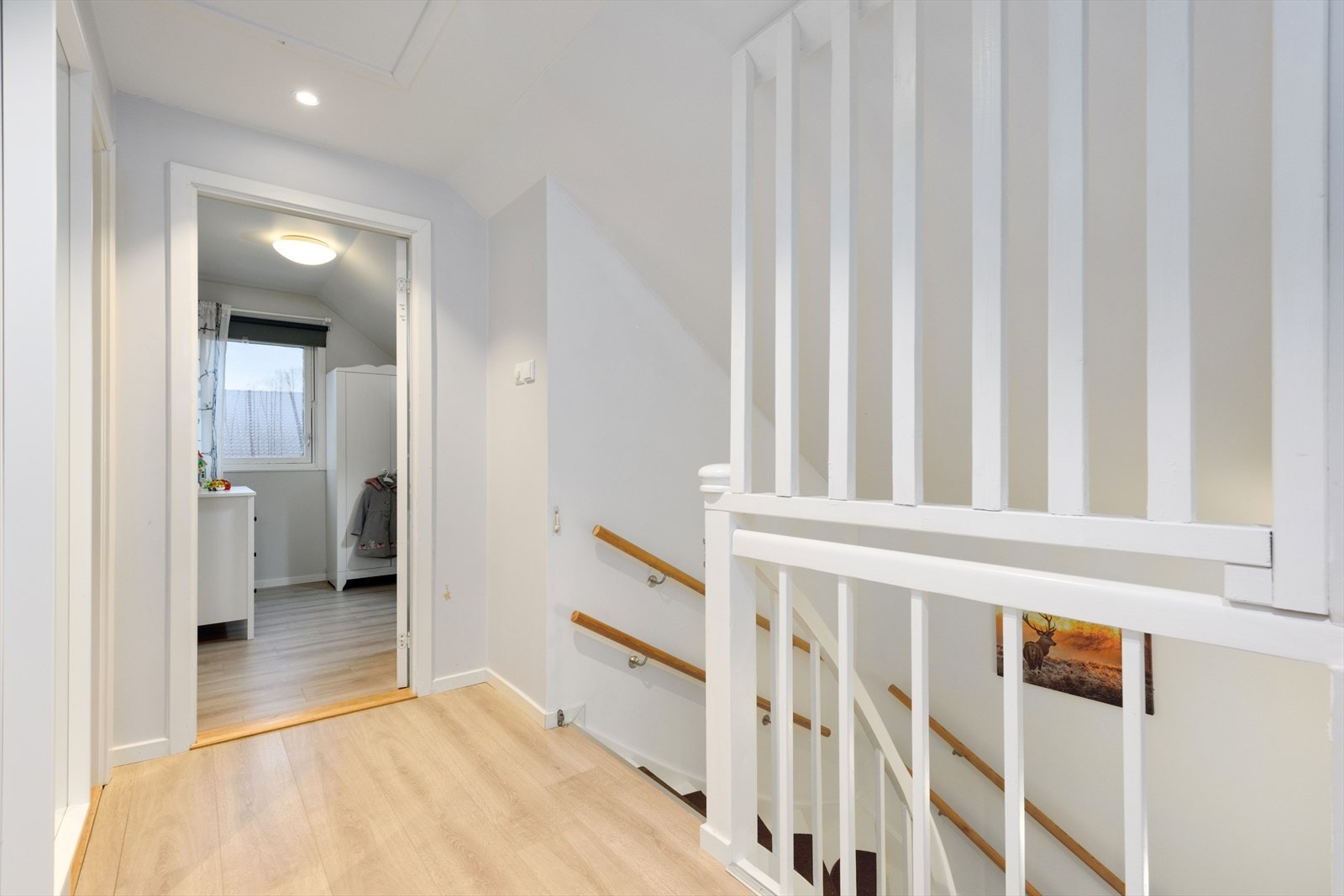 Trappegang i 2. etasje er åpen og lys, med adkomst til etasjens bad og tre soverom, samt loftsluke. Galleribilde