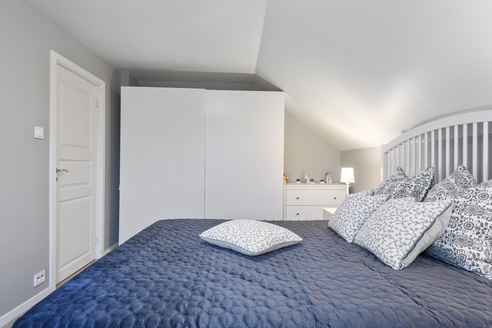 Det medfølger garderobeskap og det er plass til ytterligere garderobemøblement. Galleribilde