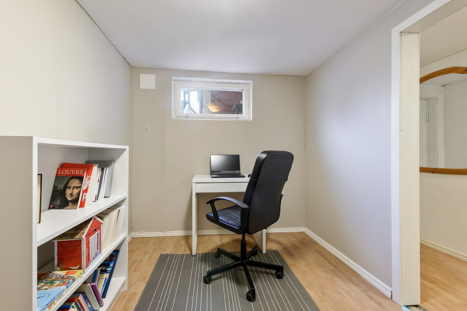 Rom brukt som soverom/kontor har adkomst fra gang, lysmalte overflater og laminatgulv som resten av kjelleren. Innredning avviker fra bilde. Galleribilde