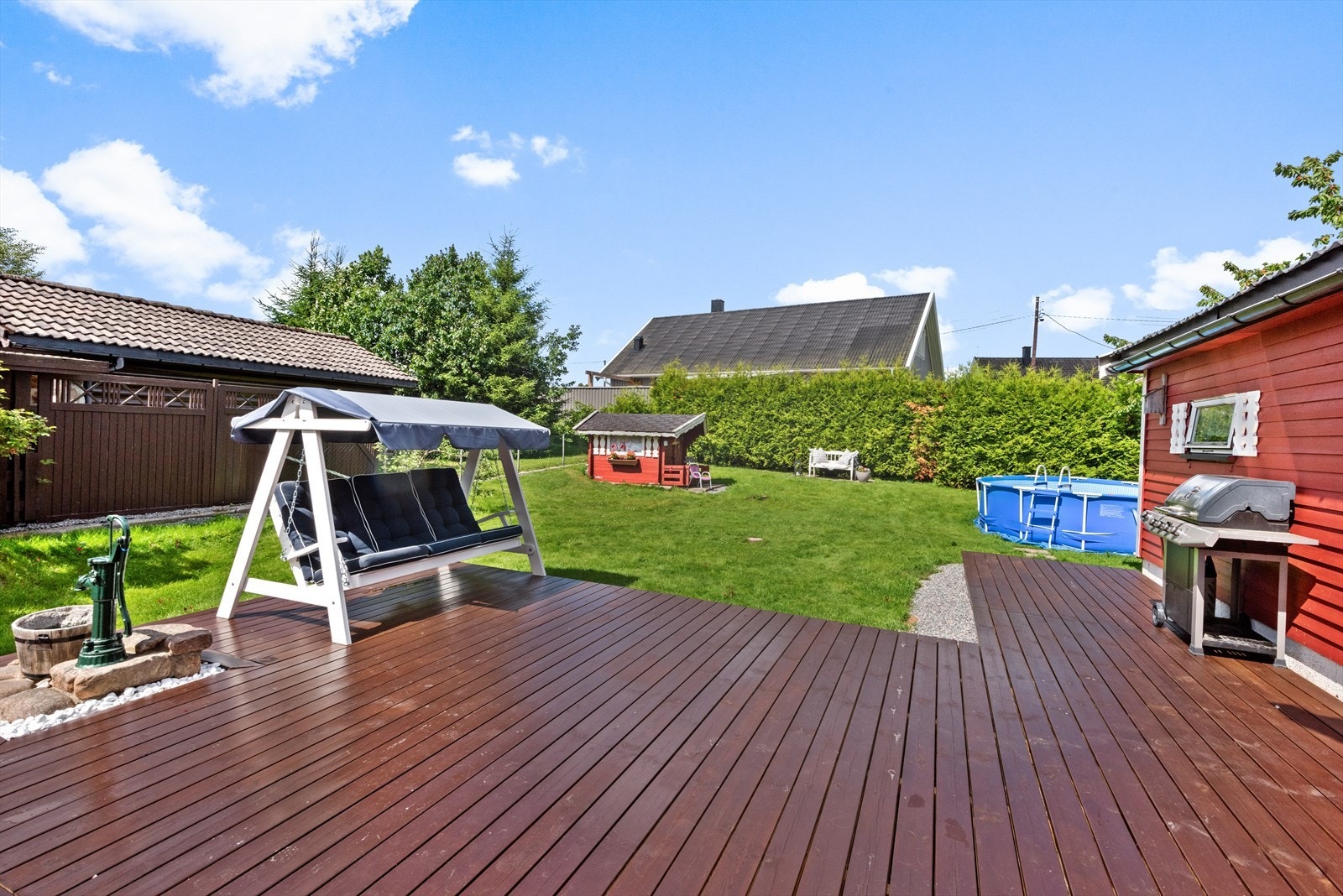 Hagen er ellers trivelig med hageplen, lekestue, beplantning og plass til aktivitet for både små og store. Galleribilde