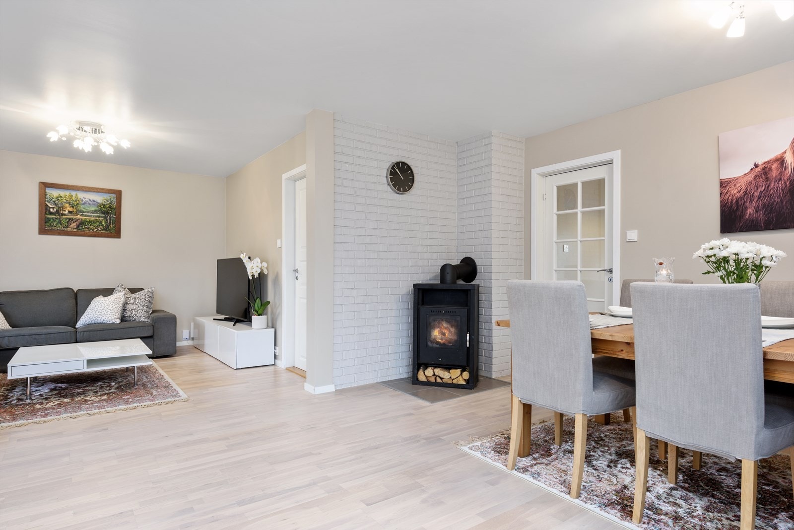 Ved dagens spisestue står en peisovn for hygge og varme på kalde dager. Galleribilde