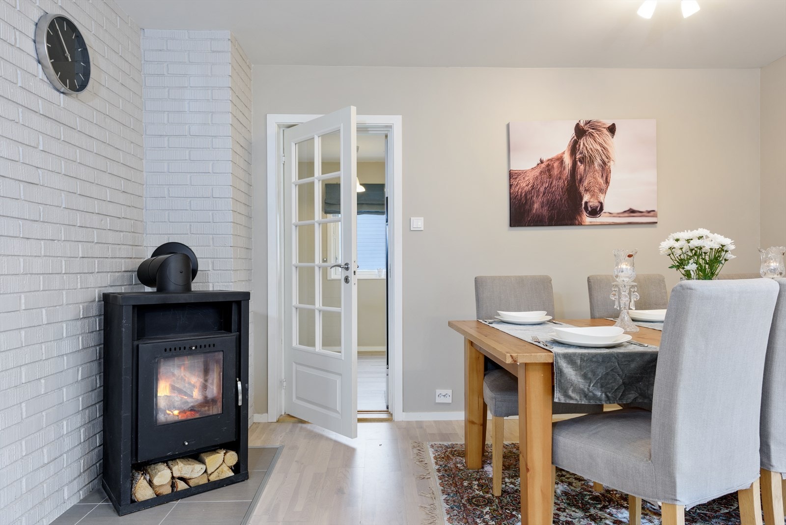 Fra dagens spisestue er det tilgang til kjøkkenet som ligger adskilt fra stuen via dør med glassfelt. Galleribilde