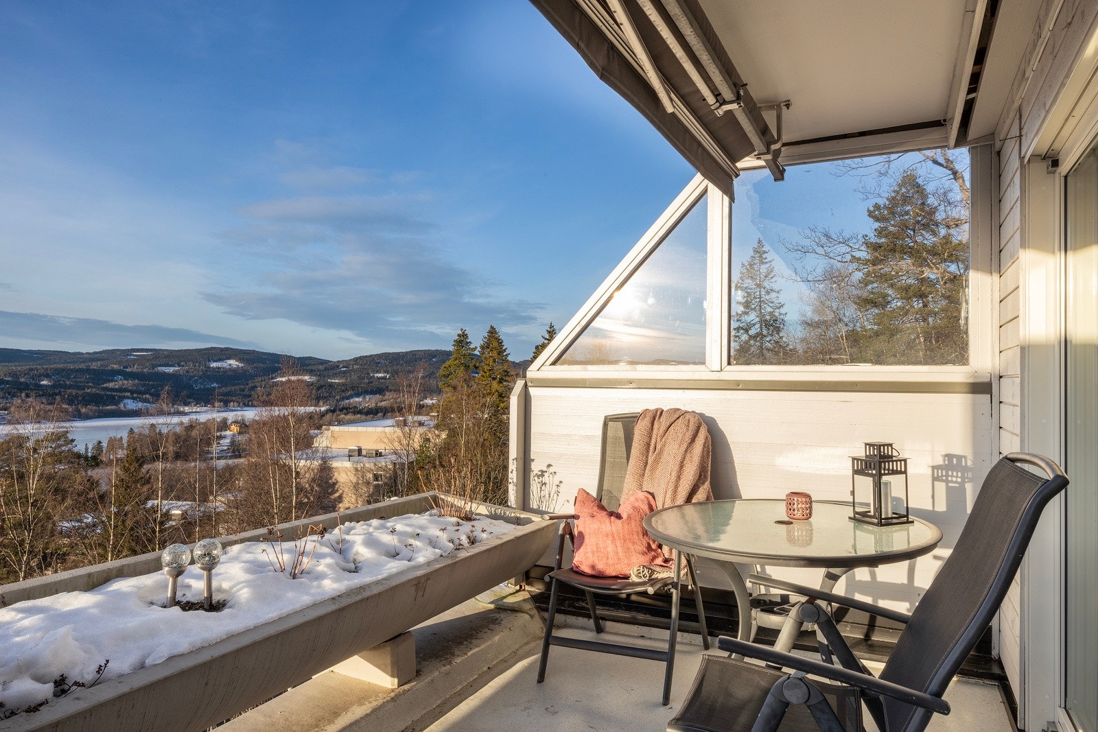 Her er det sol fra tidlig ettermiddag til solen går ned bak Bærumsåsene. Galleribilde
