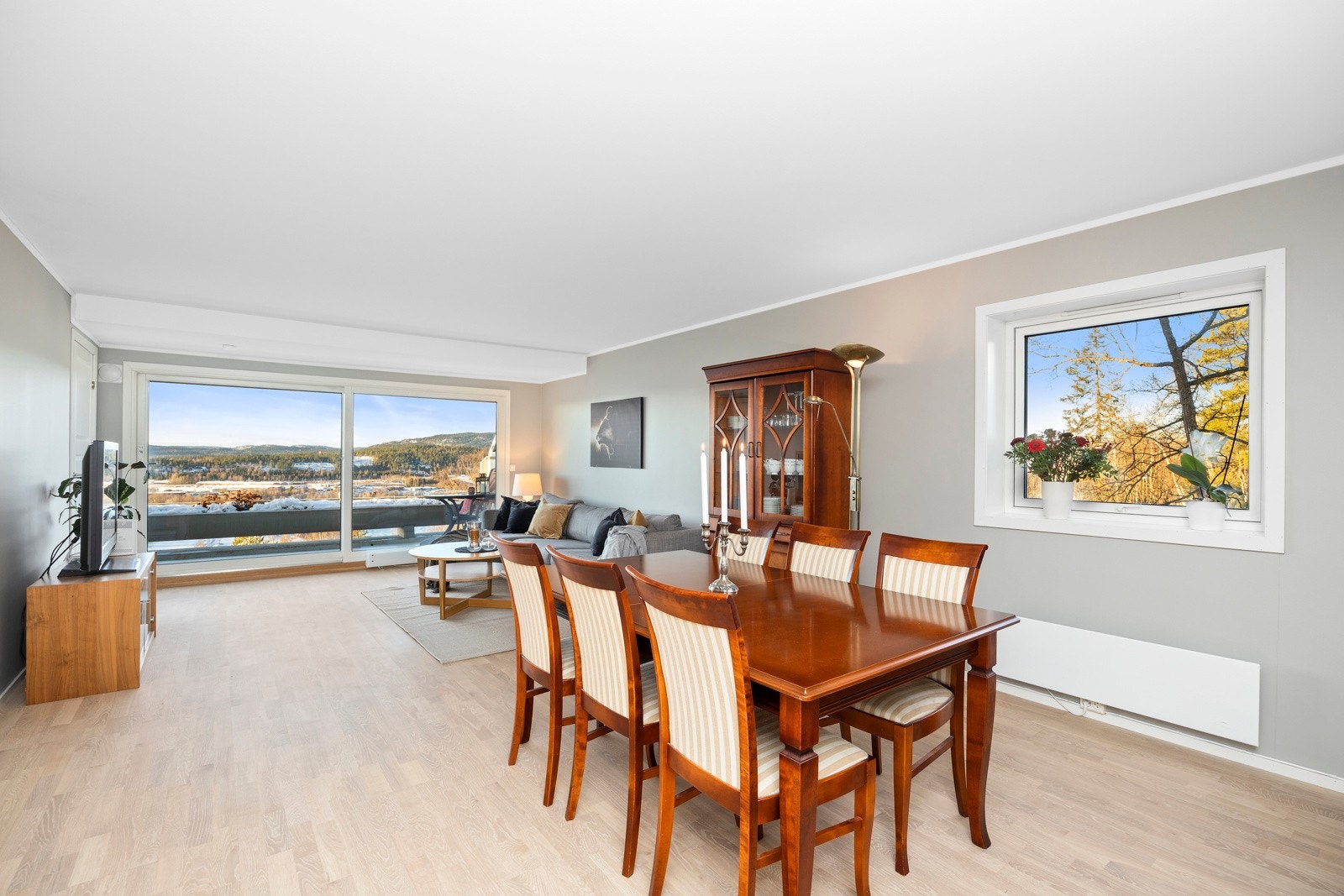 Romslig stue/spisestue med skyvedør ut til terrassen. Galleribilde
