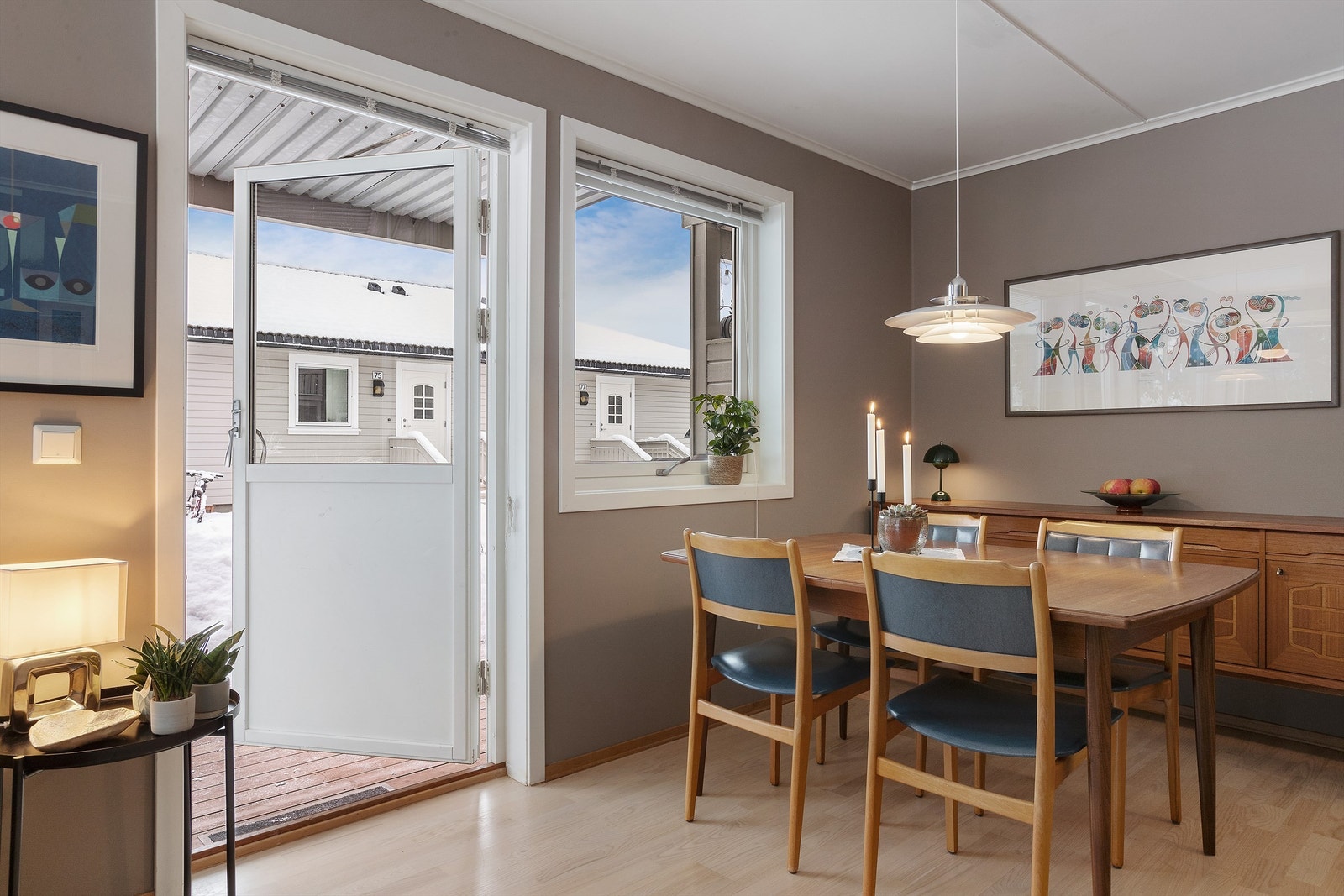 Spisebord og stoler kan plasseres i praktisk tilknytning til kjøkkenet Galleribilde