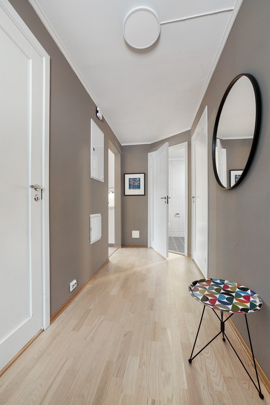 Man kommer inn i en romslig entré med knaggrekker og plass til skoskap/kommode Galleribilde