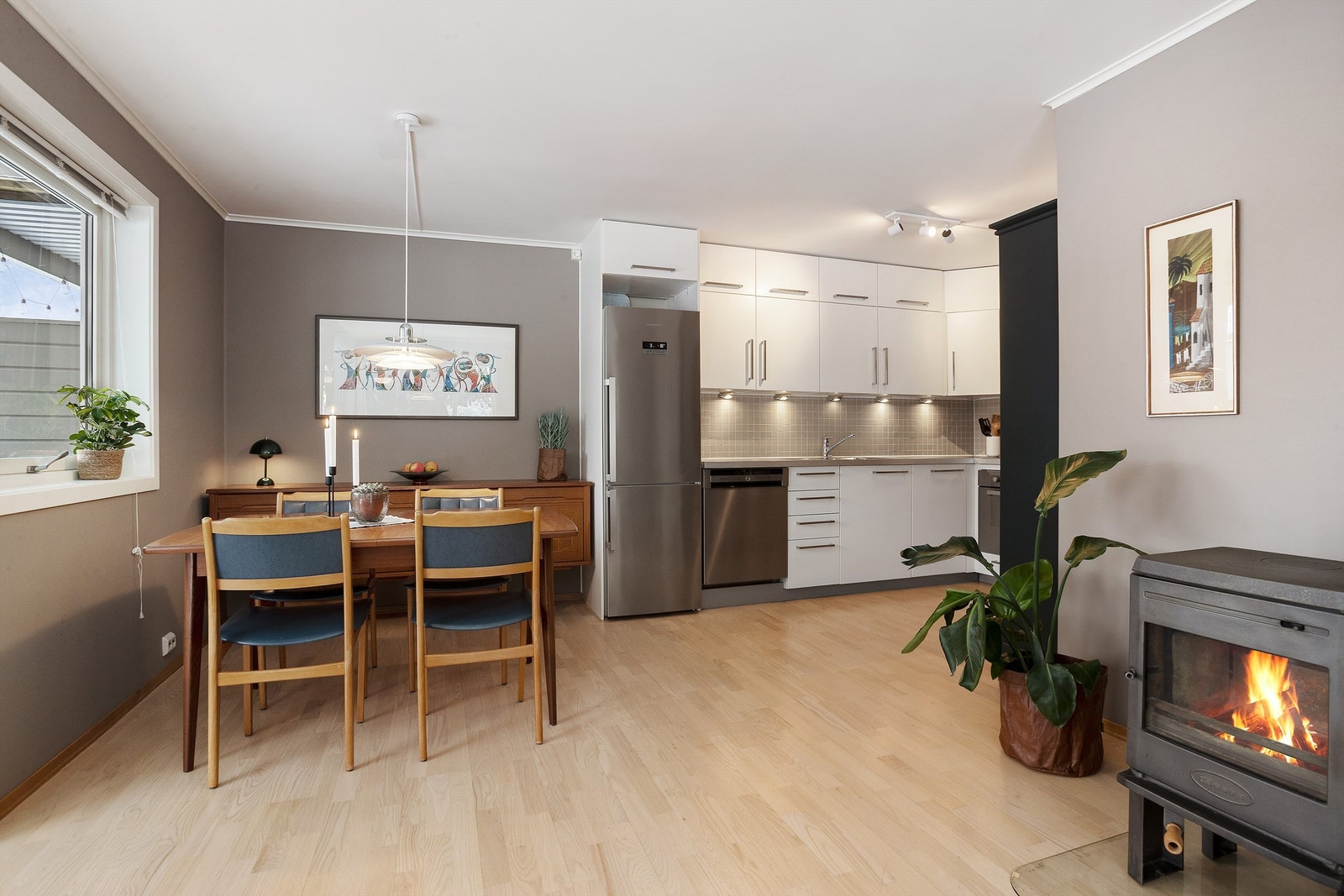 Stuen har peisovn med glassdør, som avgir god varme, samt varmekabler i stue/kjøkken, lille soverom og bad Galleribilde