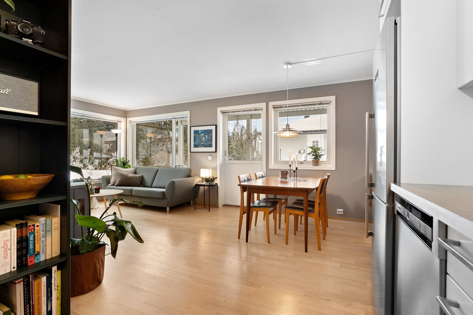 God planløsning hvor kjøkken og stue har en fin vinklet løsning Galleribilde