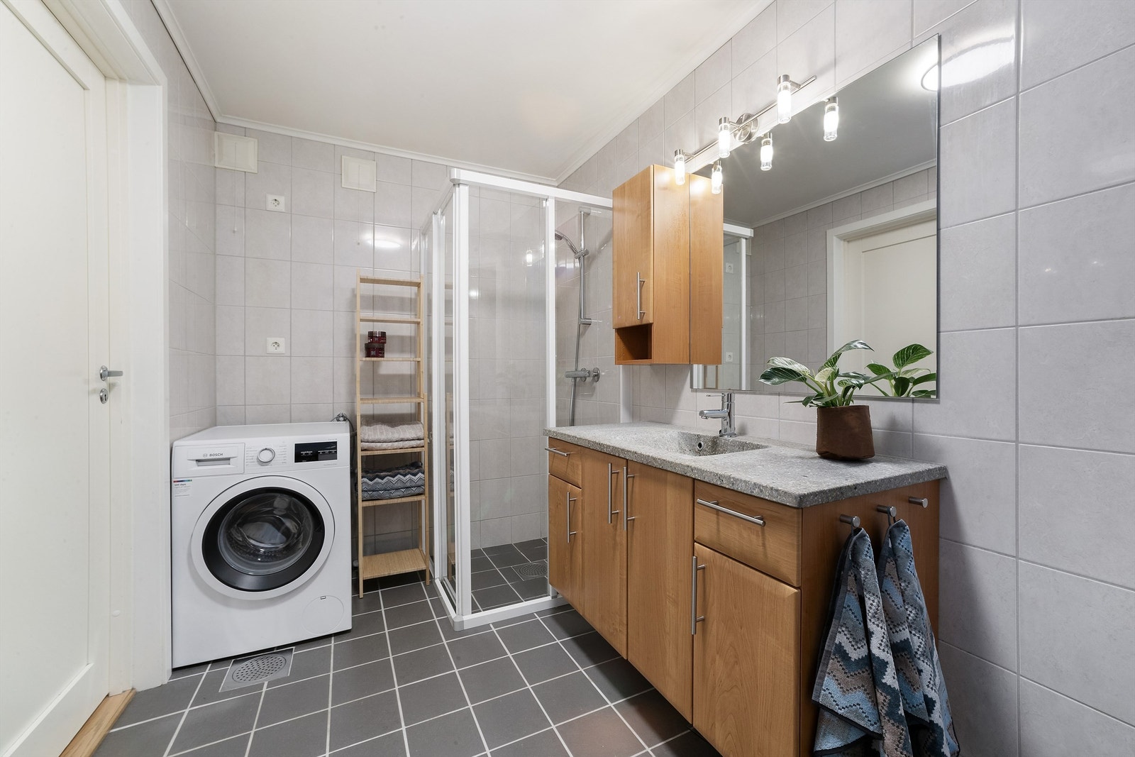 Flislagt bad med varme i gulv og malt, slett flate i himling Galleribilde