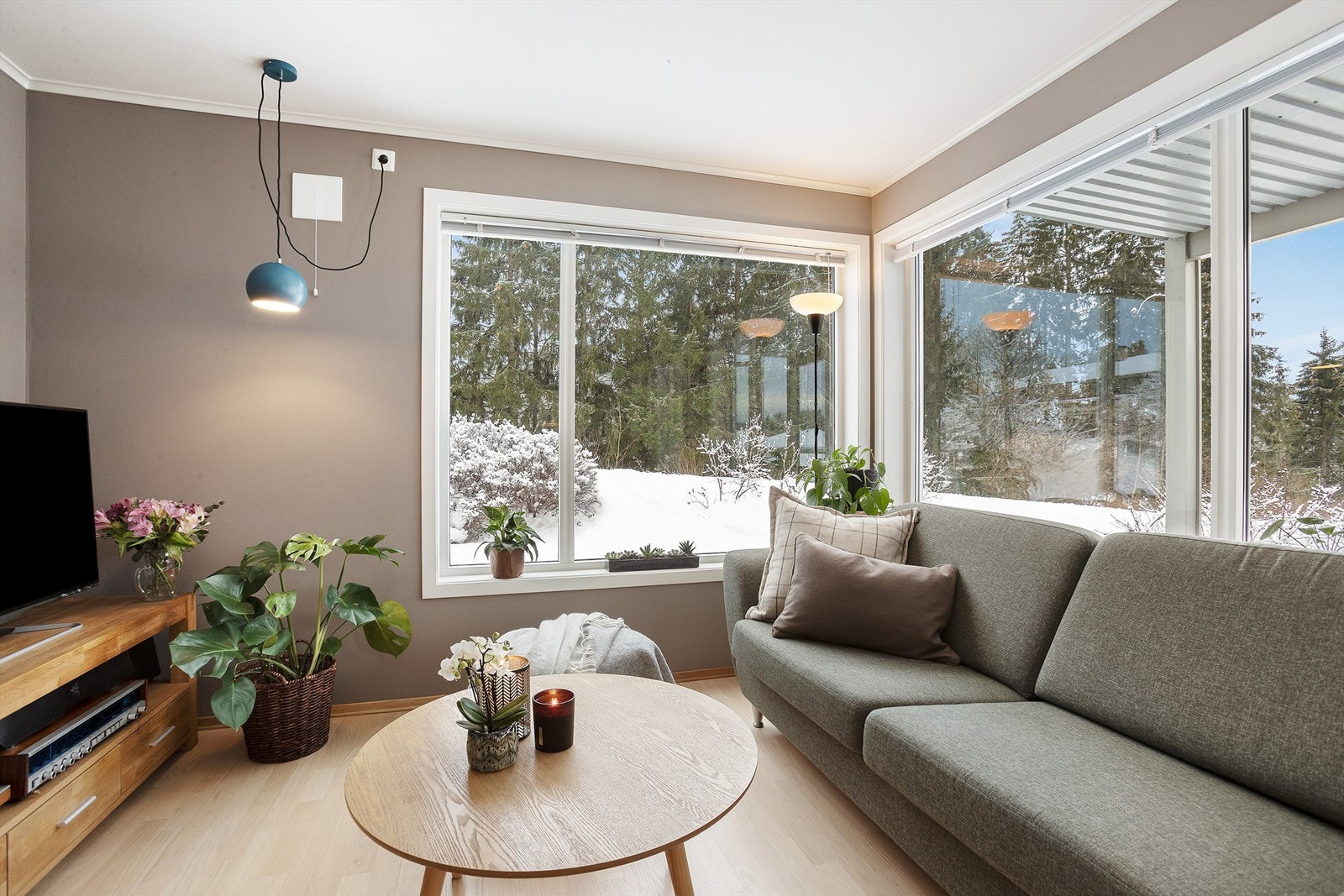 Store vinduer slipper inn naturlig dagslys Galleribilde