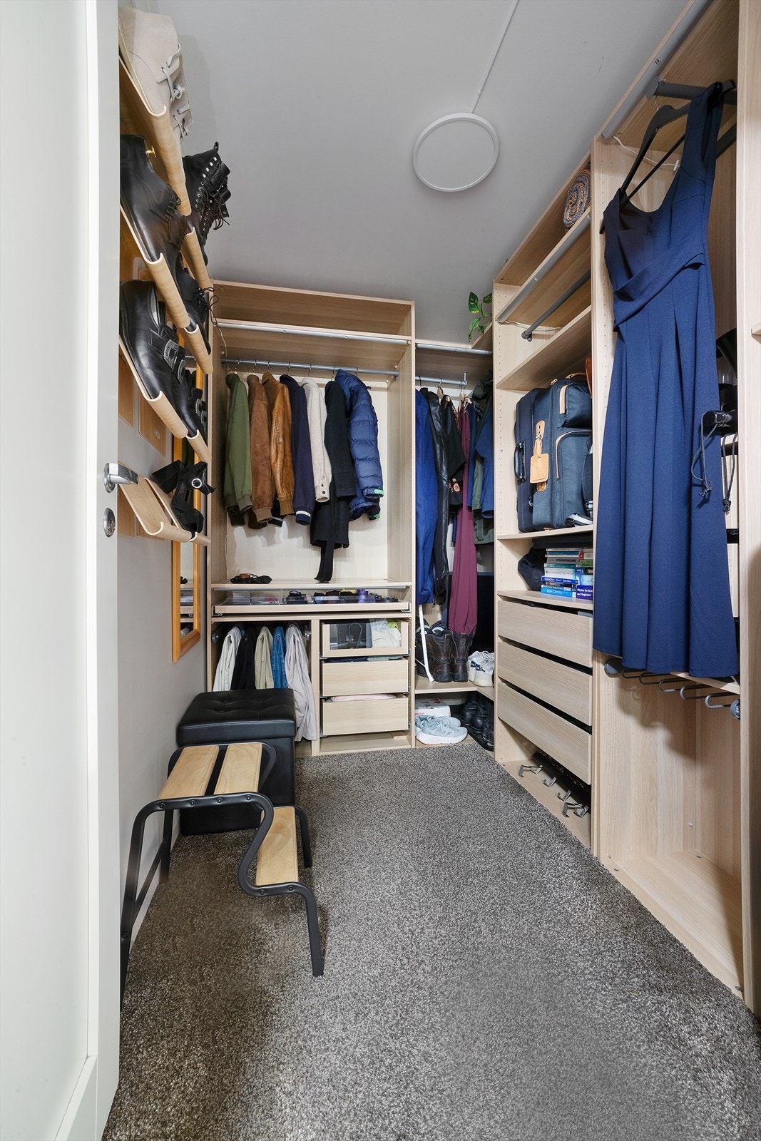 Det er en innvendig bod i leiligheten, som benyttes som walk in closet - Rommet kan også gjøres om til vaskerom med relativt enkle investeringer Galleribilde