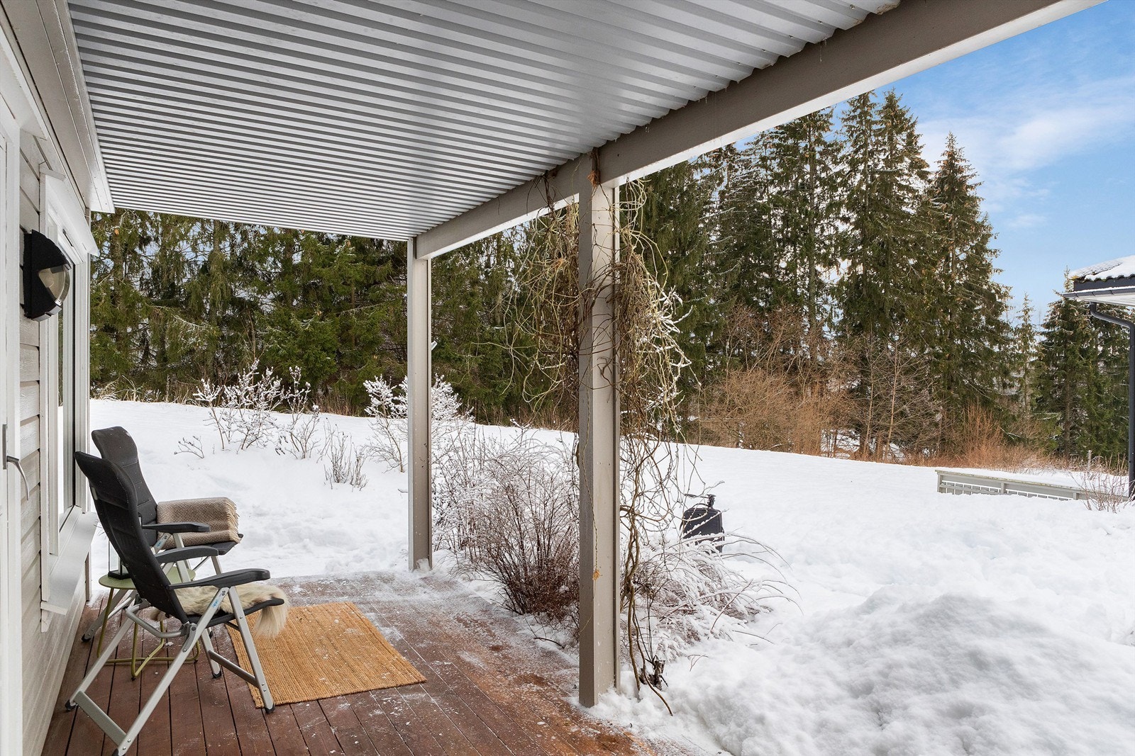 Fra stuen er det utgang til markterrasse på ca. 16 kvm. Galleribilde