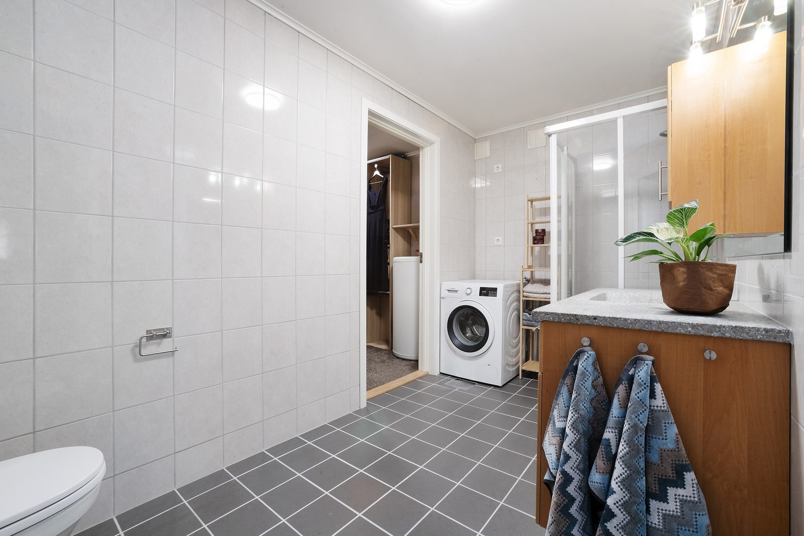 Badet har vegghengt servantinnredning med ovenpåliggende servant og ett-greps armatur Galleribilde