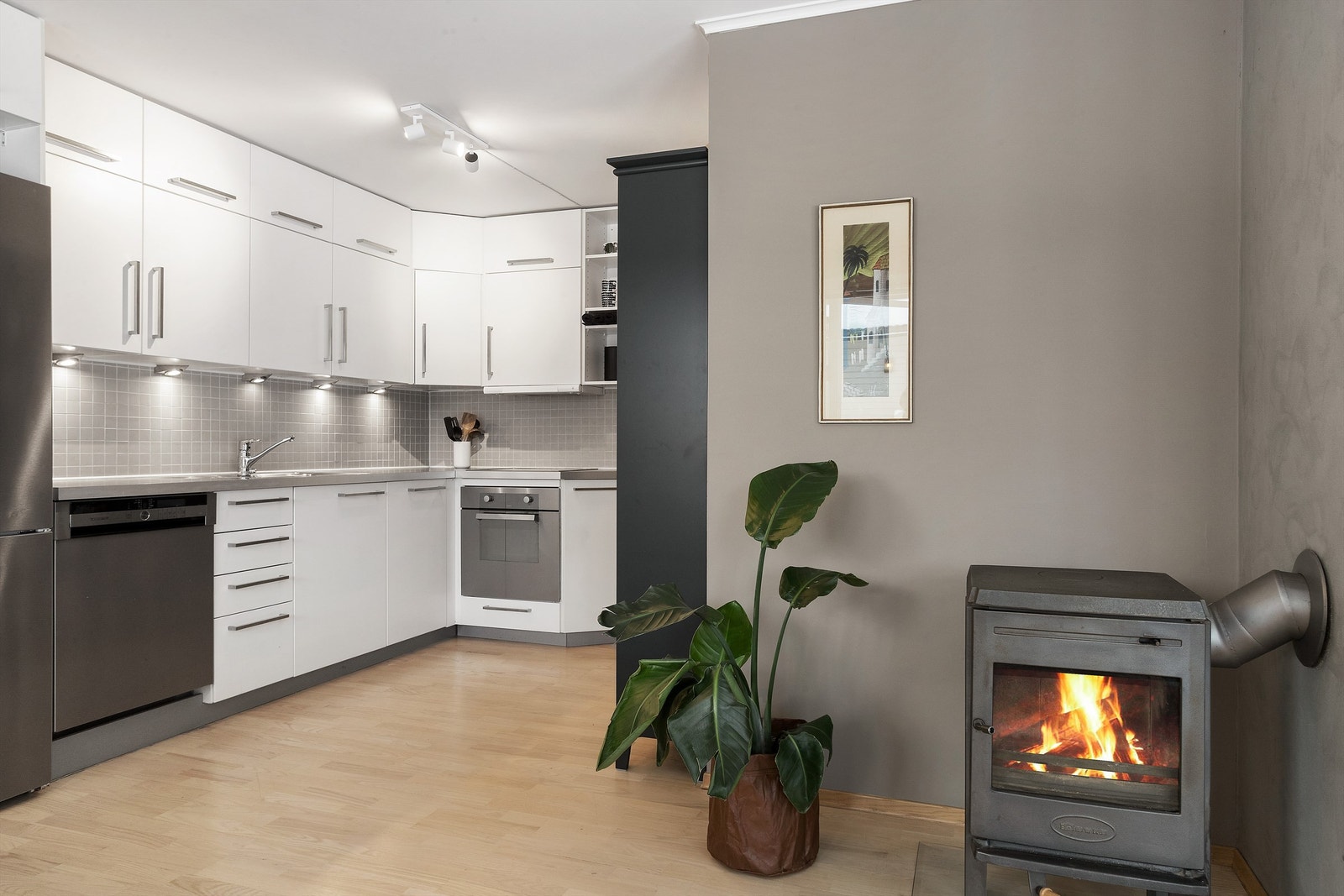 Kjøkkeninnredning med slette fronter og benkeplate av laminat - Liten slitasje Galleribilde