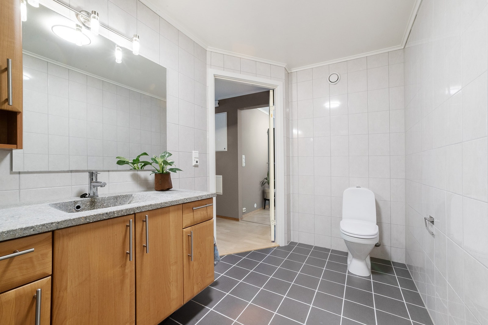 Badet har opplegg for vaskemaskin og tørketrommel Galleribilde