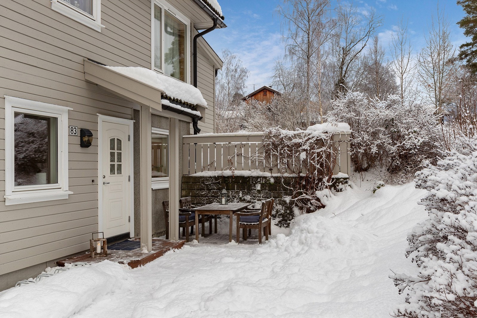 Hyggelig inngangsparti med platting Galleribilde