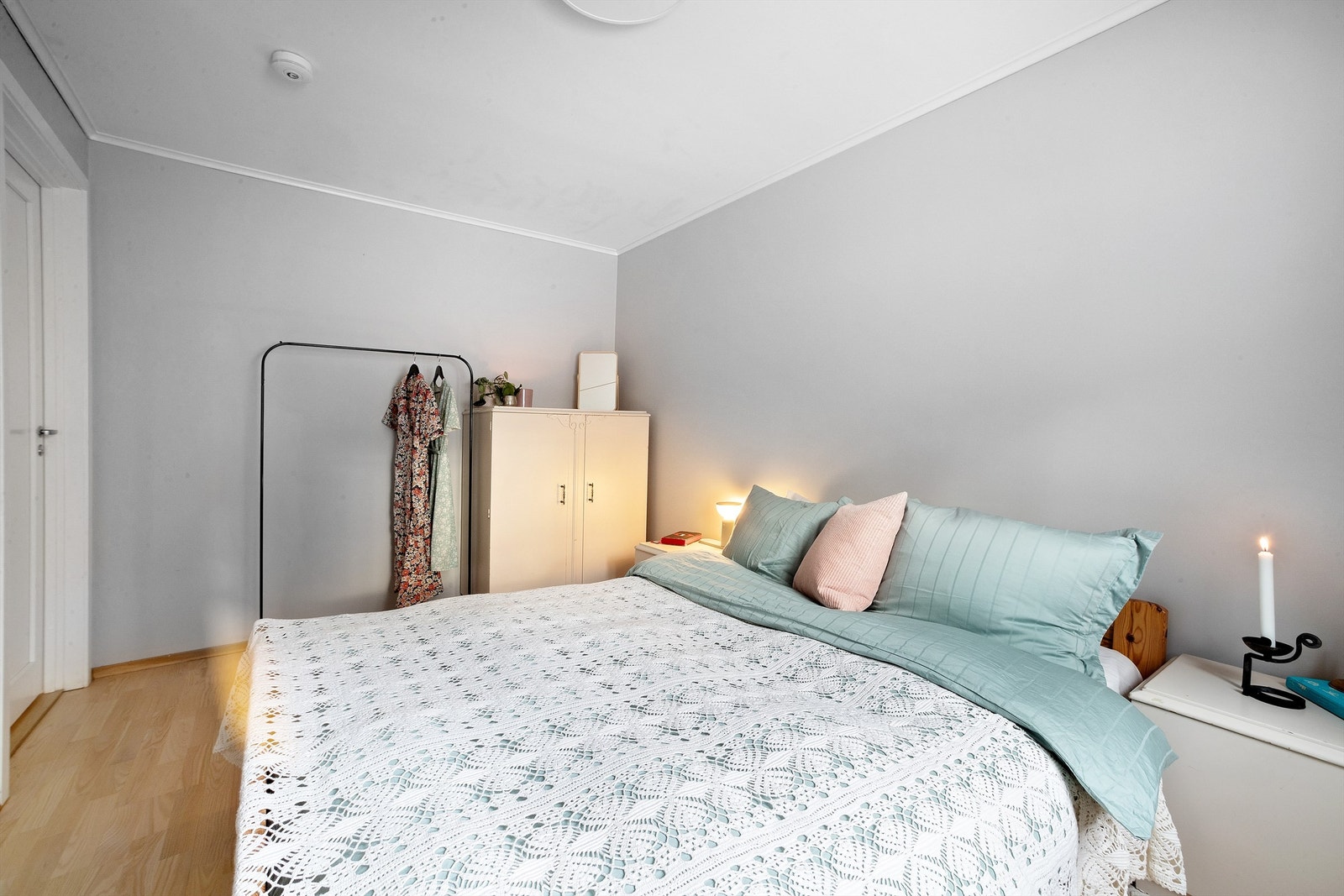 Stort soverom og god plass for å ettermontere garderobe Galleribilde