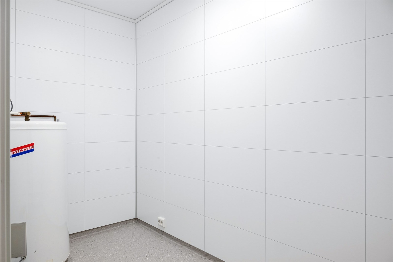 Vaskerom / bod er akkurat nyrenovert av fagfolk i 2024/2025, med ny sluk, tettesjiktet på gulv og våtromsplater. Galleribilde