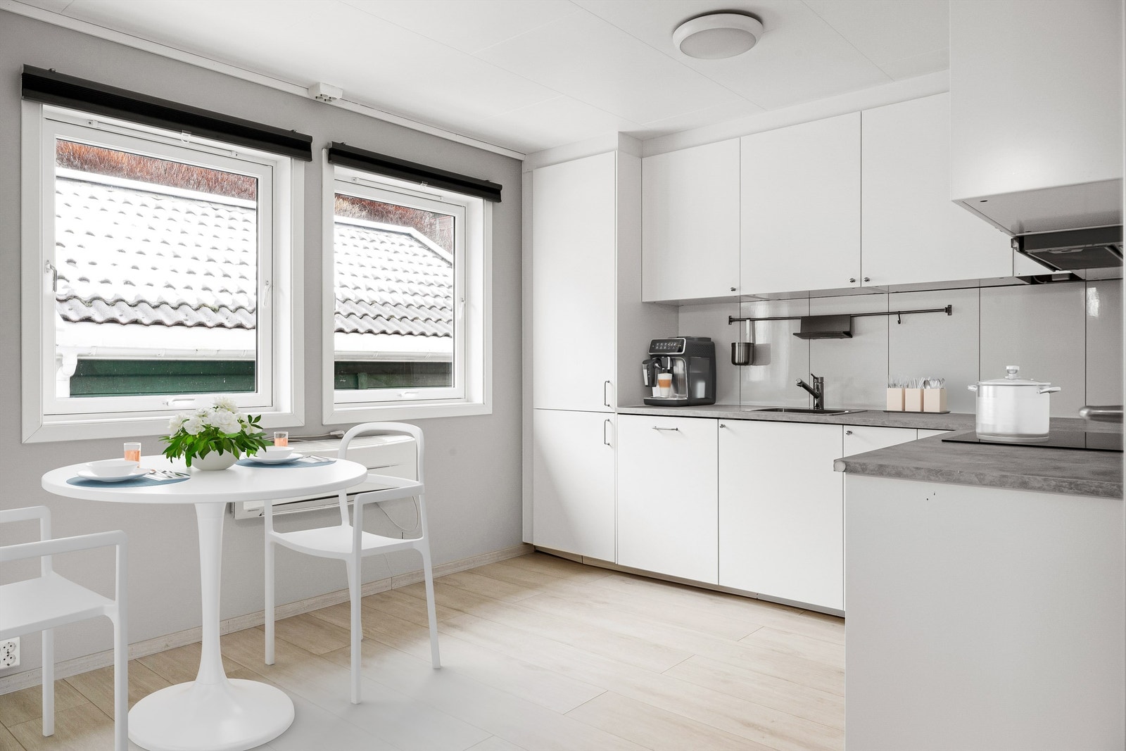 Kjøkken med spisekrok og ny IKEA innredning med hvitevarer, montert i 2022.
Møbler er digitalt innsatt for visuell presentasjon. Størrelse osv. på disse kan avvike fra virkelighet. Galleribilde