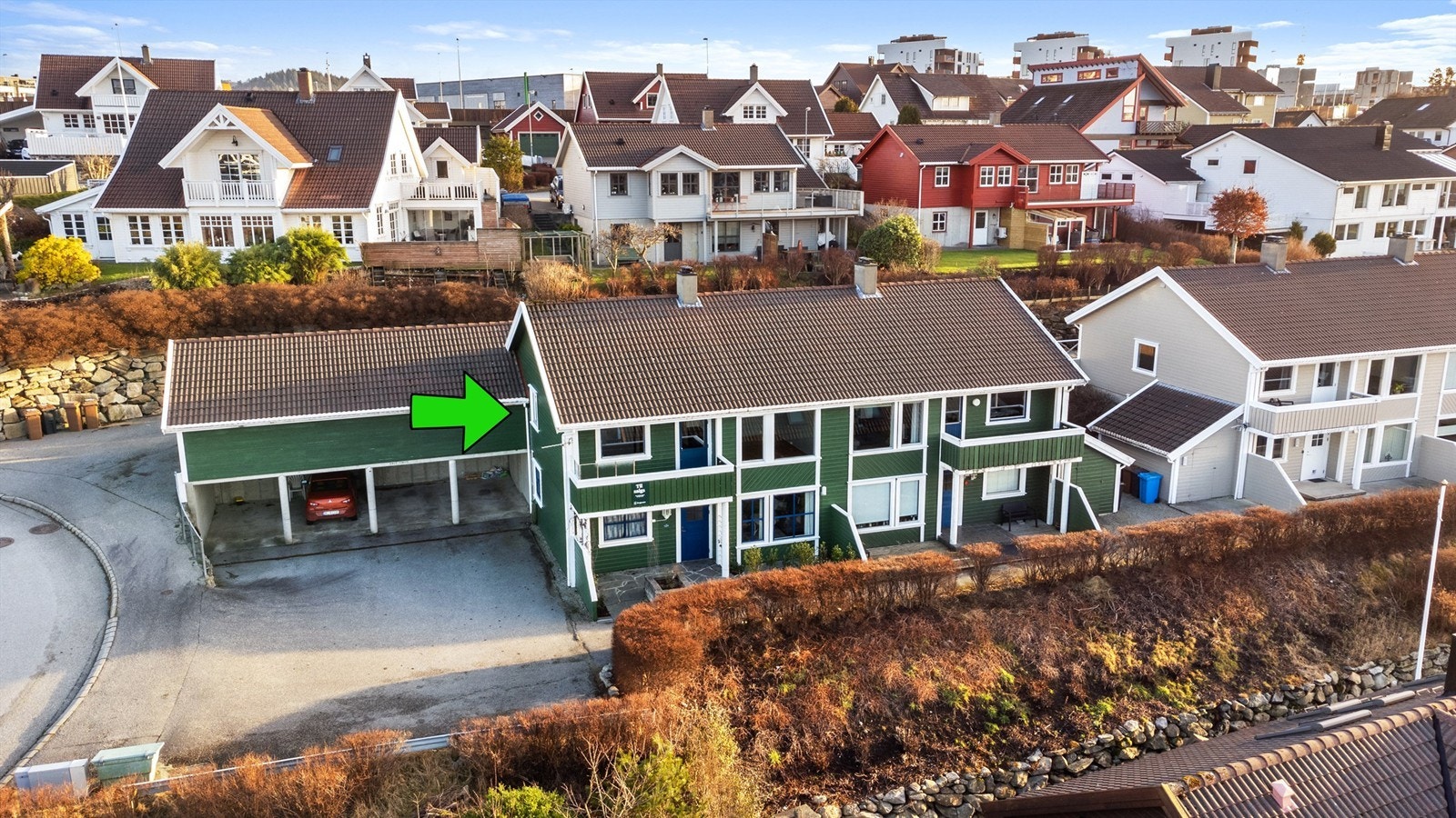 Høydefoto av boligen, med pil mot leiligheten.
Bildet er fra forrige gang boligen ble omsatt av oss i 2022.
Vi takker for interessen og ta gjerne kontakt om det er spørsmål i forkant av visning.
Husk påmelding. Galleribilde