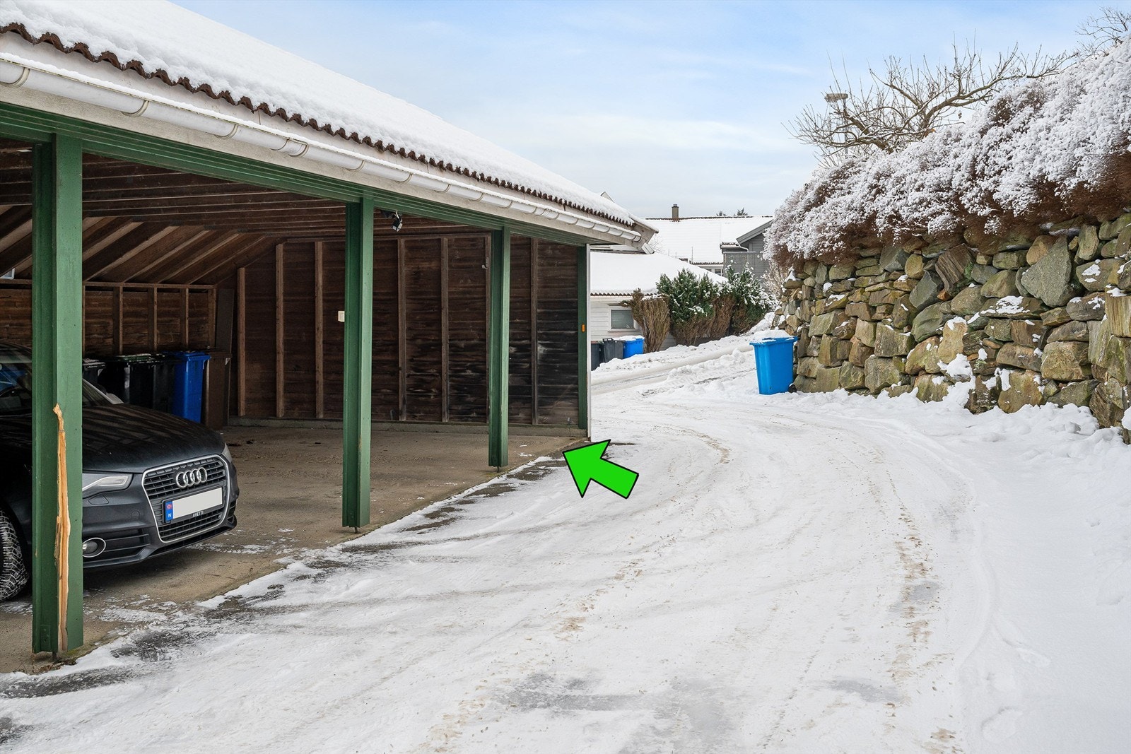 Plass i carportanlegg like utenfor. Galleribilde