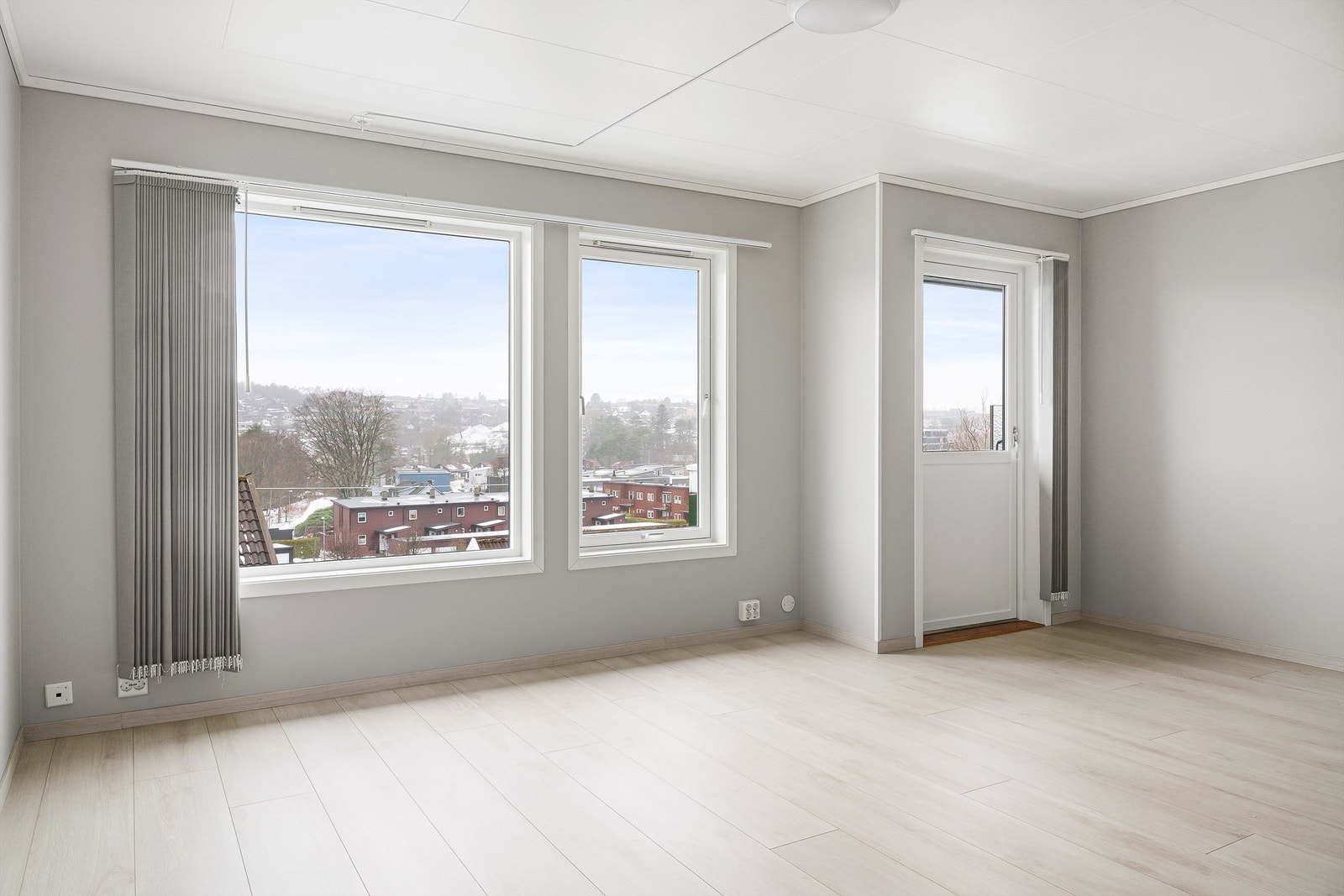 Stuen har store vindusflater som slipper inn rikelig med naturlig dagslys. Herfra er det pent utsyn og direkte utg. til egen balkong med sol til sent på kveld, sommerstid. Galleribilde