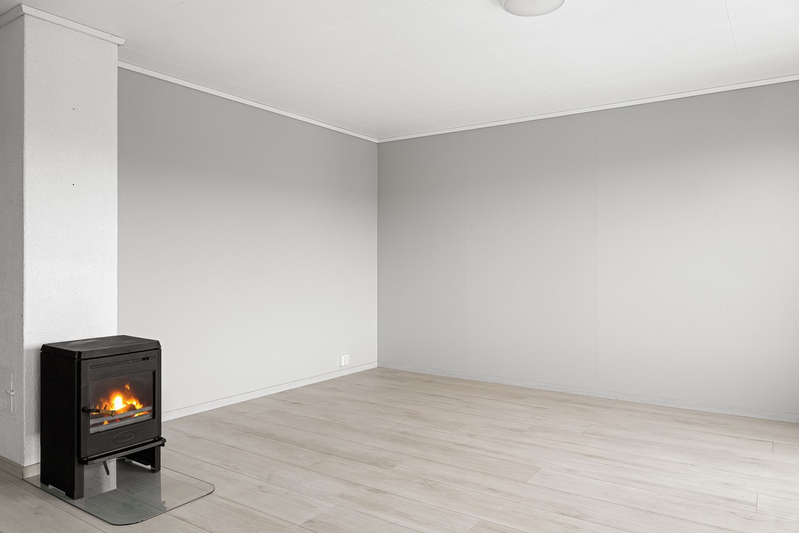 Stue.
Flamme er satt inn digitalt i vedovnen. Galleribilde