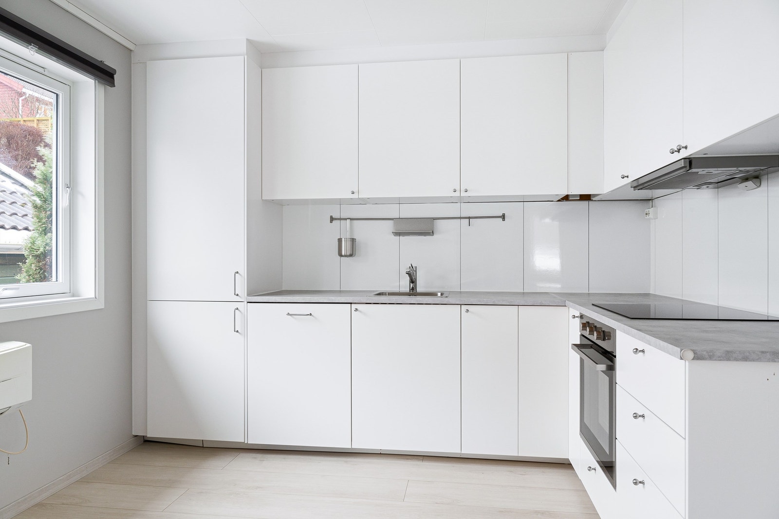 Kjøkkenet har godt med skap/benkeplass. Galleribilde