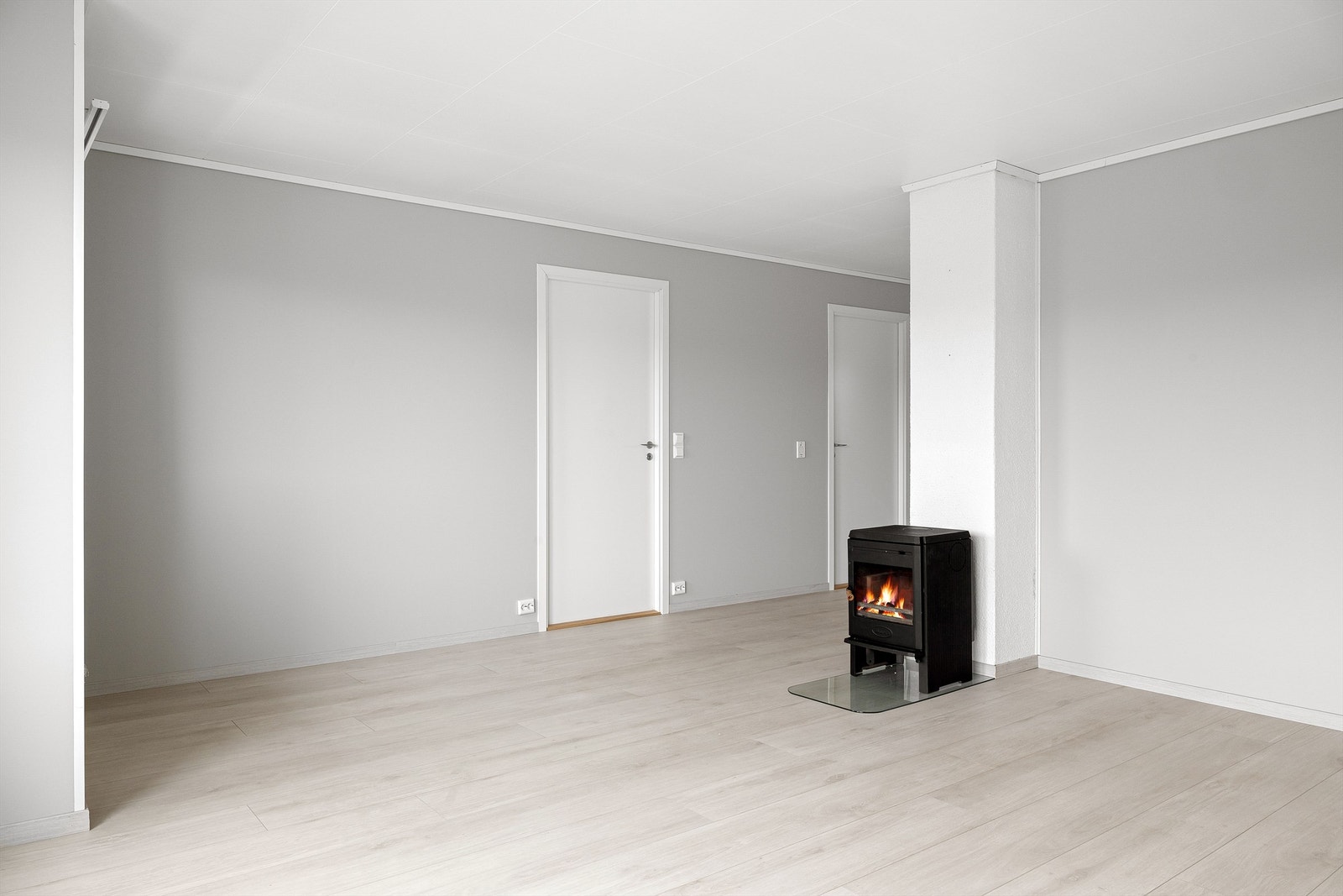 Stue er romslig og gir god plass til møblering av sittegruppe m.m. Vedovn gir ekstra varme og kos på disse kalde vinter eller høstdager.
Flamme er satt inn digitalt. Galleribilde