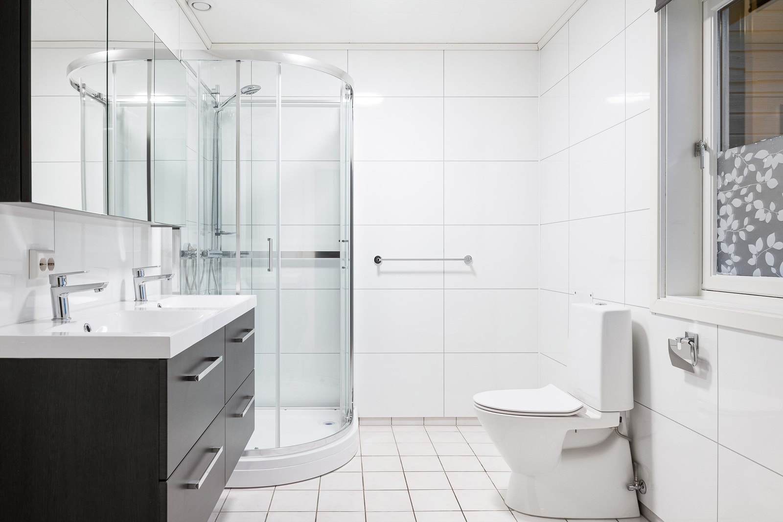 Badet fikk nye våtromsplater, wc, dusjkabinett og innredning med dobbel servant i 2022. Det er ellers fliser med varme i gulvet. Galleribilde