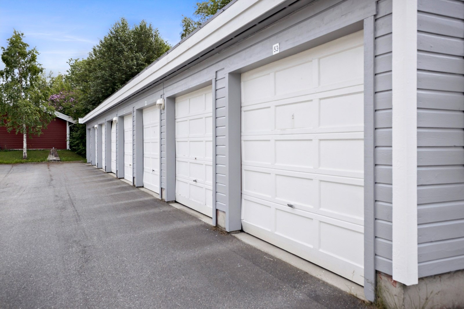 Med boligen følger det leid garasje i rekke. Her er det installert elbillader av typen Zaptec Pro. Galleribilde