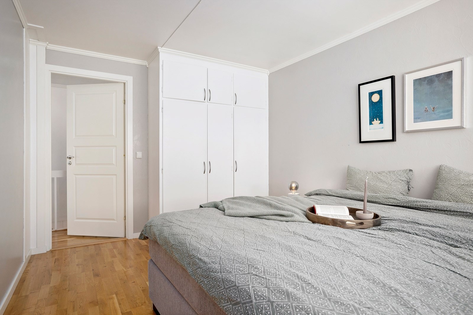 På det største soverommet er det montert garderobeskap. Galleribilde