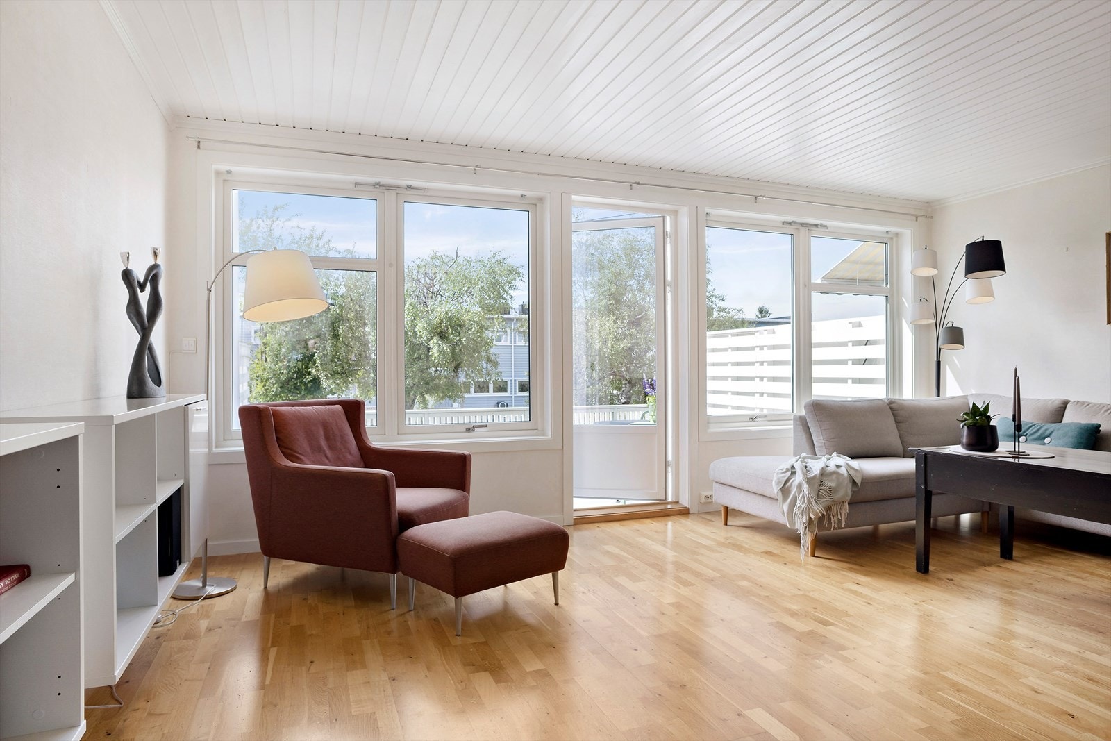 Fra stuen er det utgang til en koselig terrasse og fin hage. Galleribilde