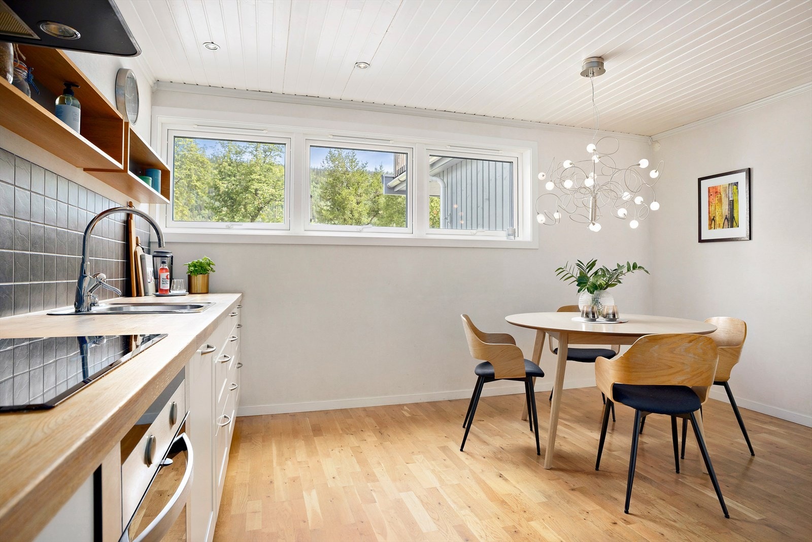 Her er det godt med skap- og benkeplass i tillegg til at det er god plass til kjøkkenbord. Galleribilde