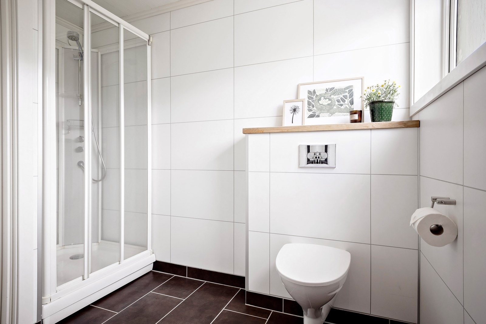 Badet er utvidet fra opprinnelig planløsning og fremstår pent og tidløst. Rommet ble renovert i 2008, mens innredning er fra ca 2014. Galleribilde