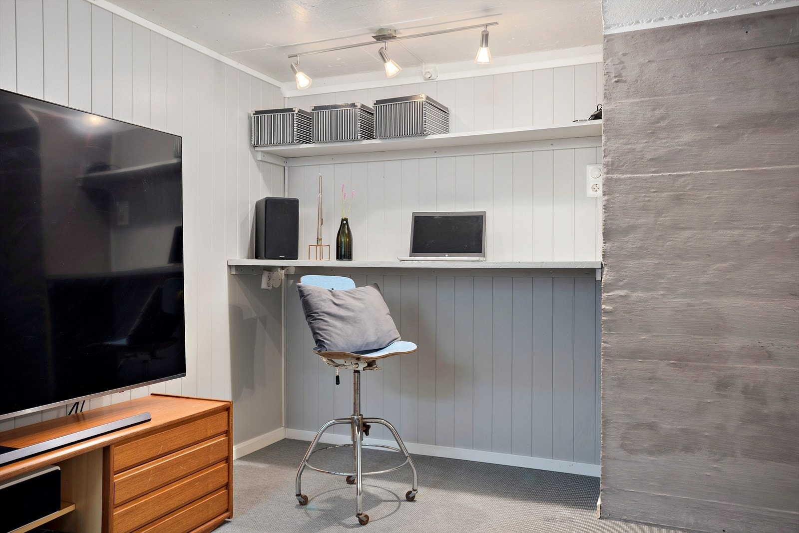 Kjellerstuen ble innredet i 2011 og er et svært praktisk ekstra boareal. Her har man mulighet til å ha en ekstra tv-stue, hobbyrom eller kanskje et treningsrom. (Søknadsarbeid om bruksendring pågår, se salgsoppgaven for mer informasjon) Galleribilde