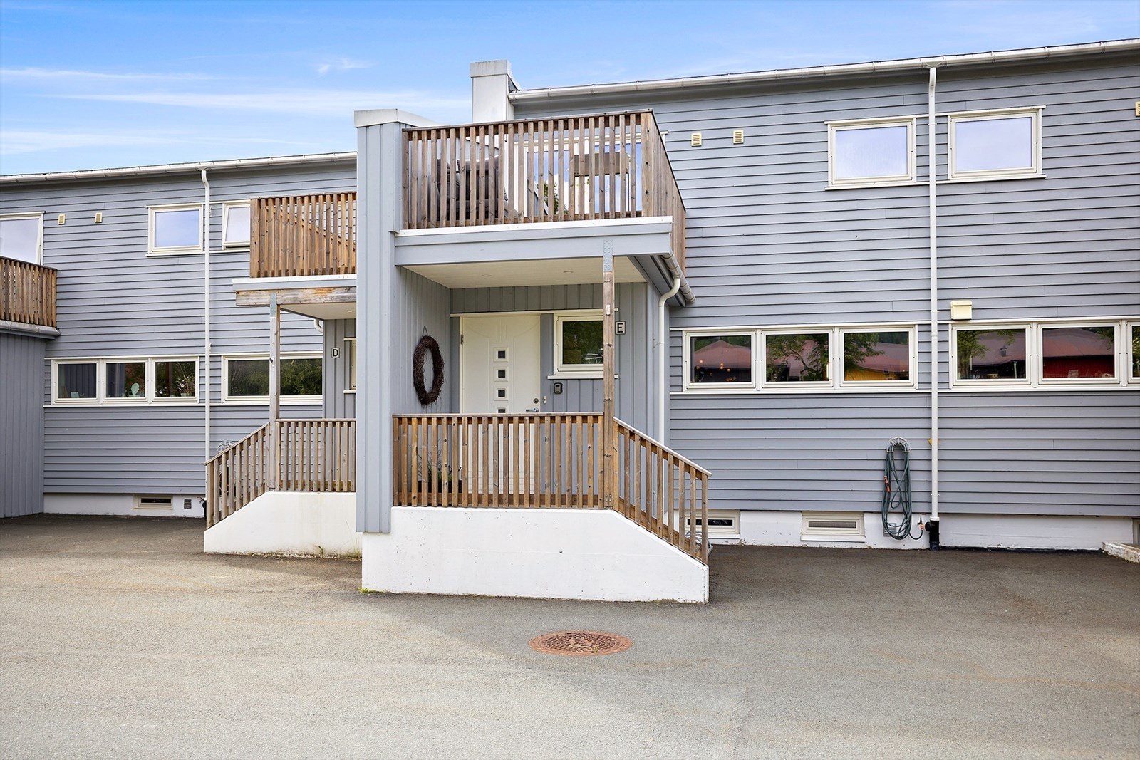 Rekkehuset har fin plassering i populære Elgvegen Borettslag på Selfors! Galleribilde