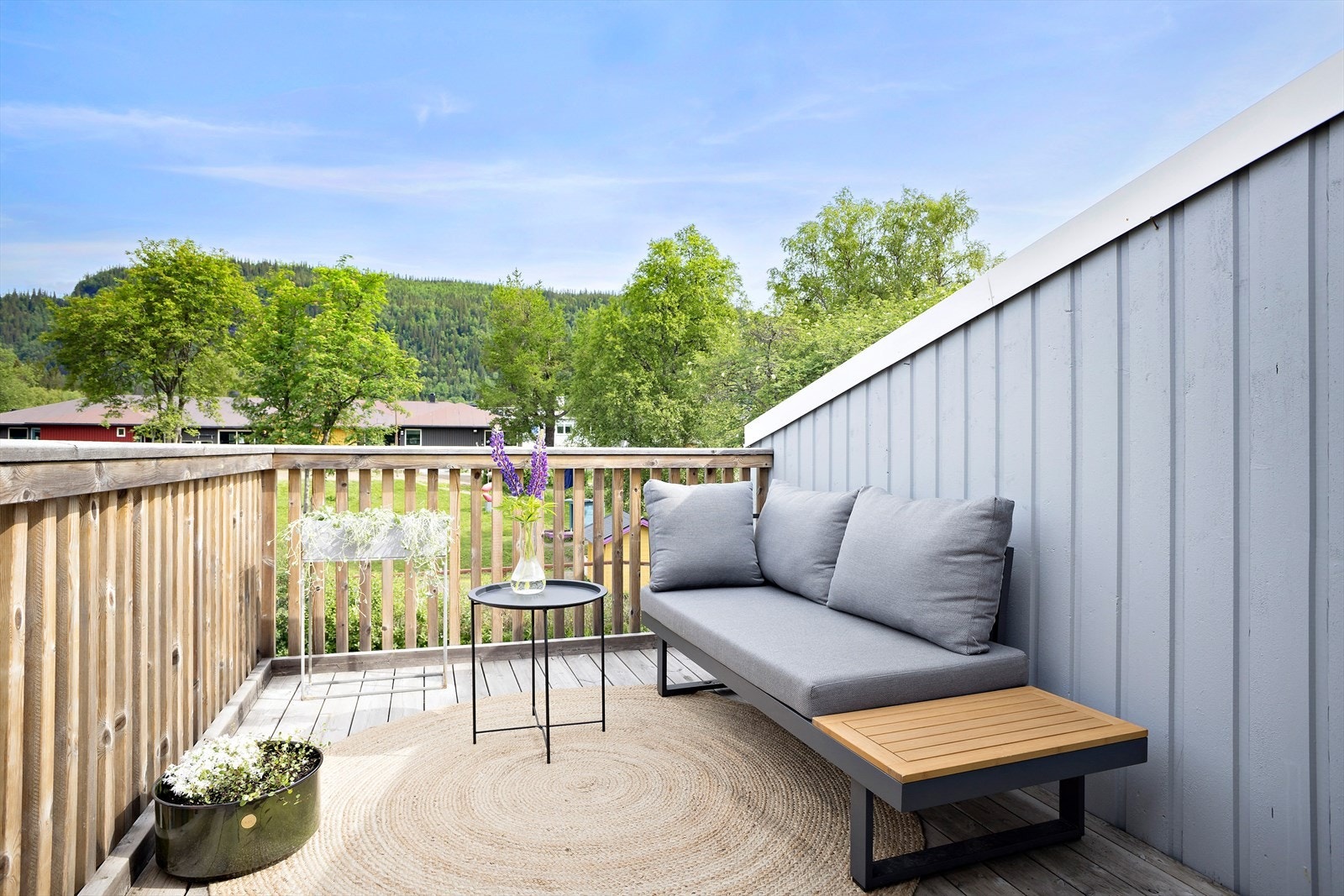 Med balkong og terrasse på begge sidene av boligen får man utnyttet de god solforholdene hele dagen. Galleribilde