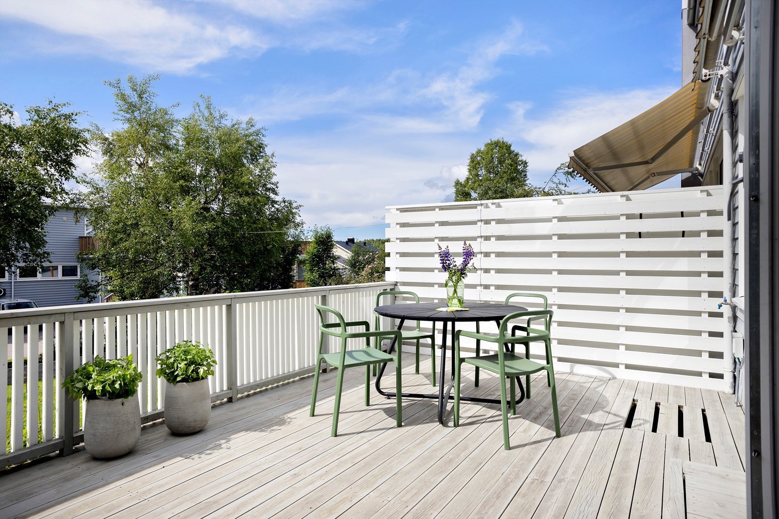 Her er det god plass til utemøbler og beplantning. Galleribilde