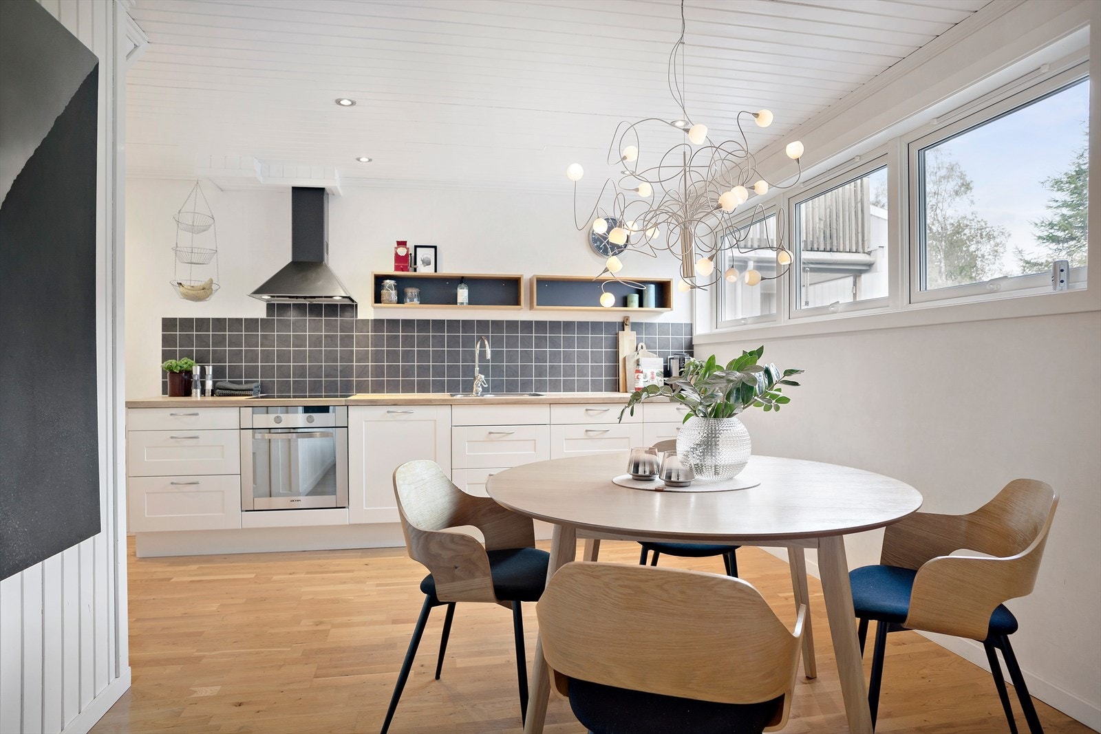 Videre inn i boligen kommer man til kjøkkenet. Rommet ble oppusset i 2008 med innredning fra IKEA. Galleribilde