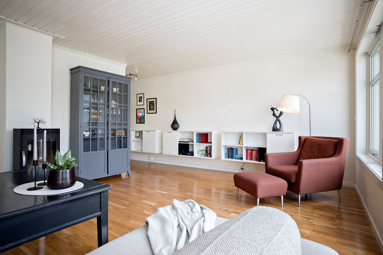 I stuen er det godt med naturlig lys fra store vindusflater. I rommet er det montert vedovn fra 2008. Galleribilde