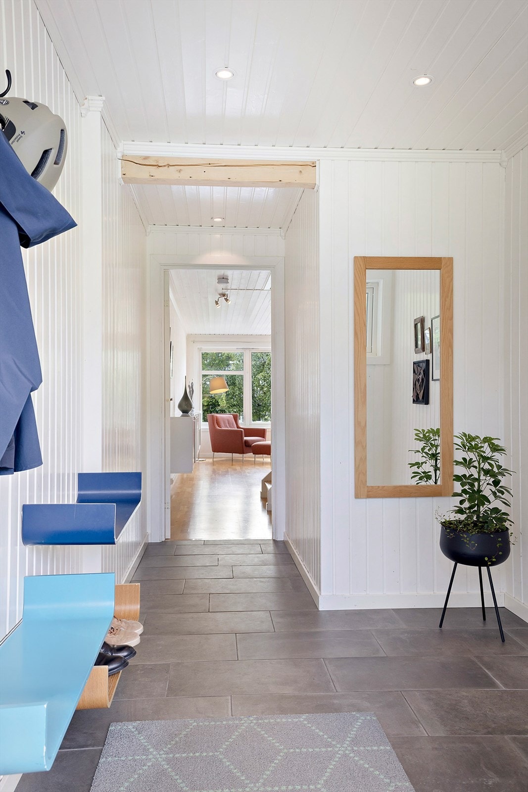 Fra takoverbygd inngangsparti er det adkomst til boligens entré. Inngangspartiet ble utbygd i 2016, entreen er derfor romslig og gir god plass til oppbevaring av tøy og sko. Galleribilde