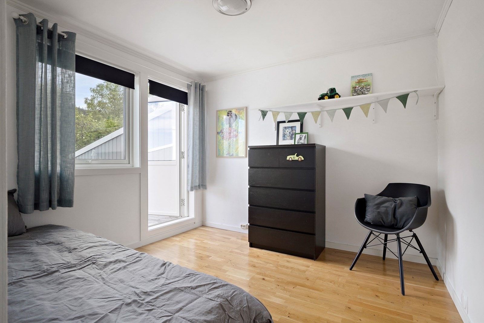 Fra soverommet mot nord er utgang til balkong på 9 kvm. Galleribilde