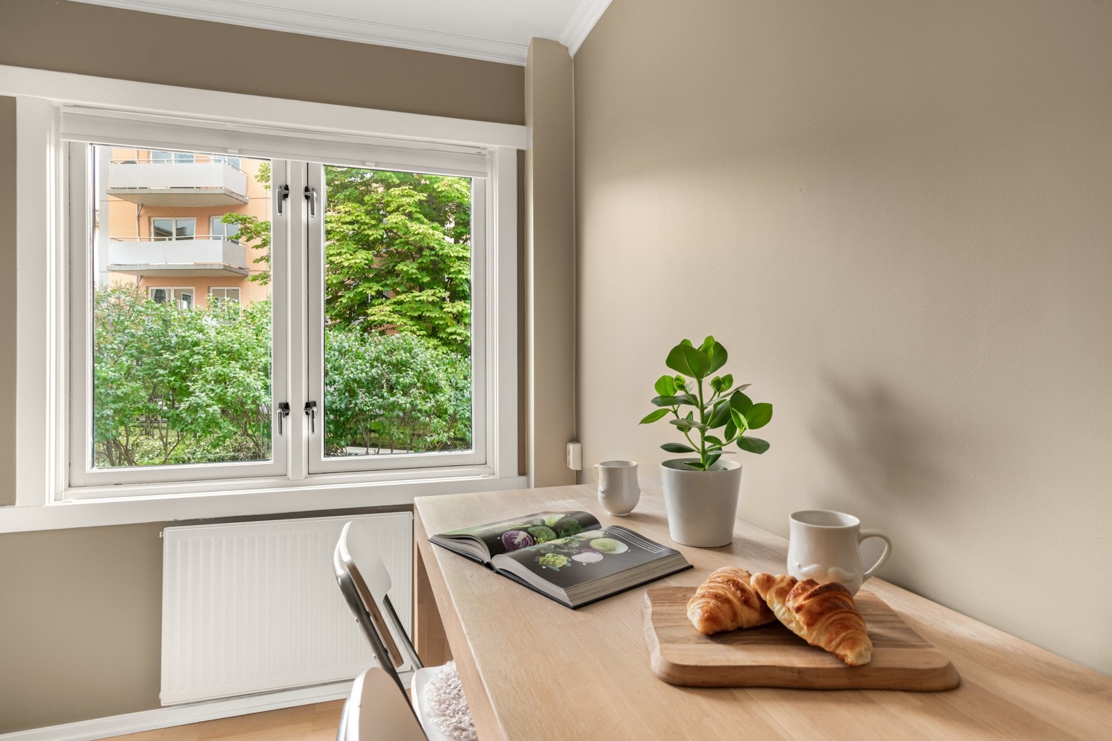 Her er det stor vindusflate og langs veggen er det plass til et hyggelig spisebord Galleribilde