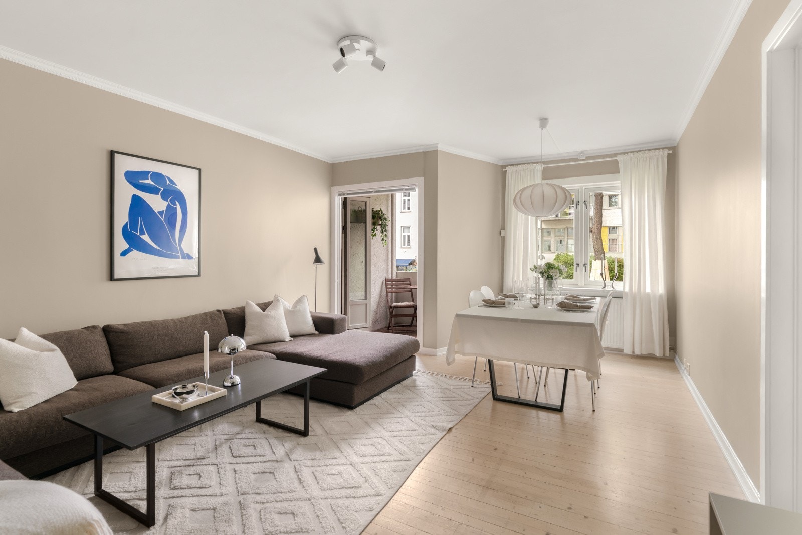 Leiligheten varmes opp fra felles sentral via radiatorer på vegg Galleribilde