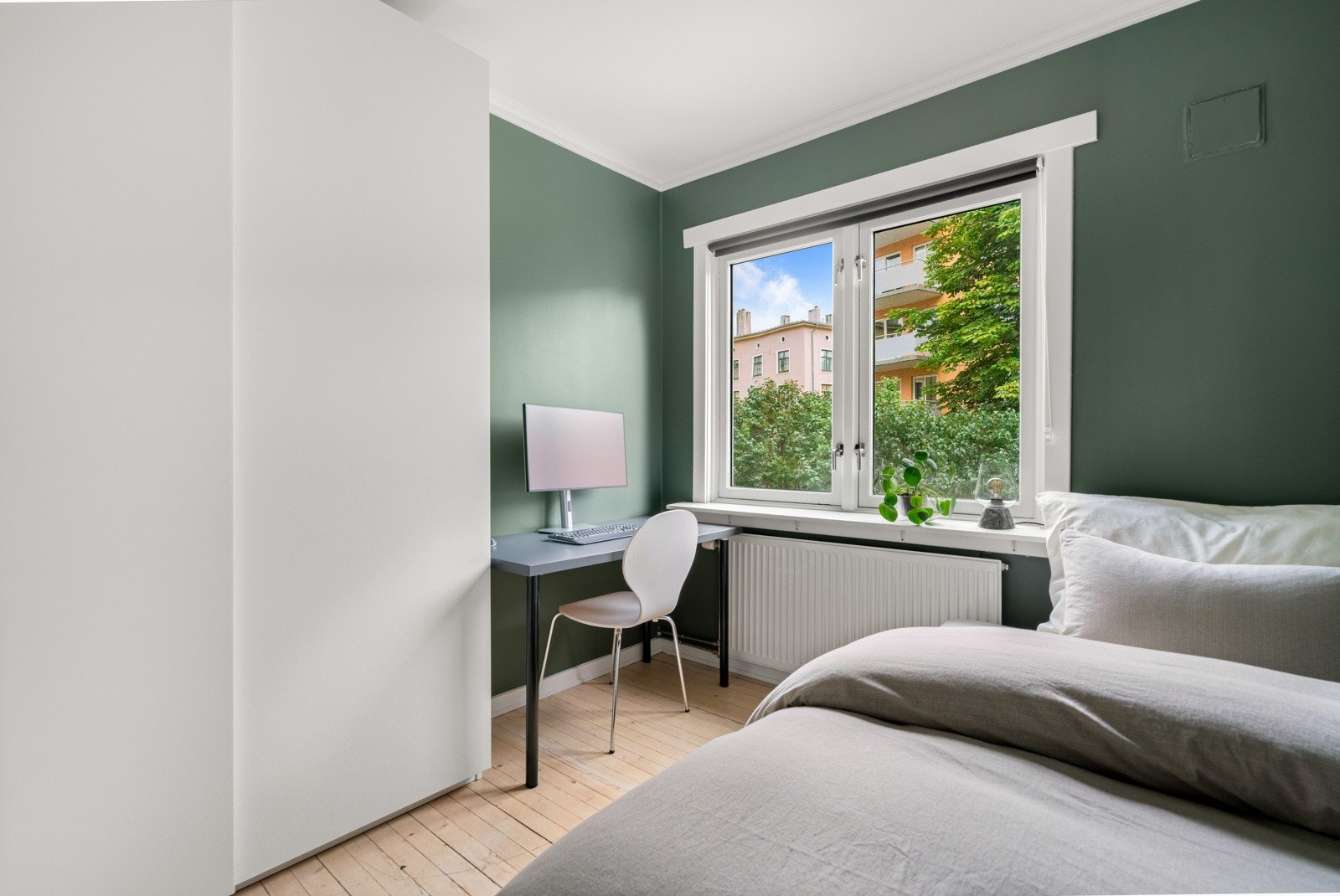 Her er det garderobeskap og god plass til seng og nattbord Galleribilde