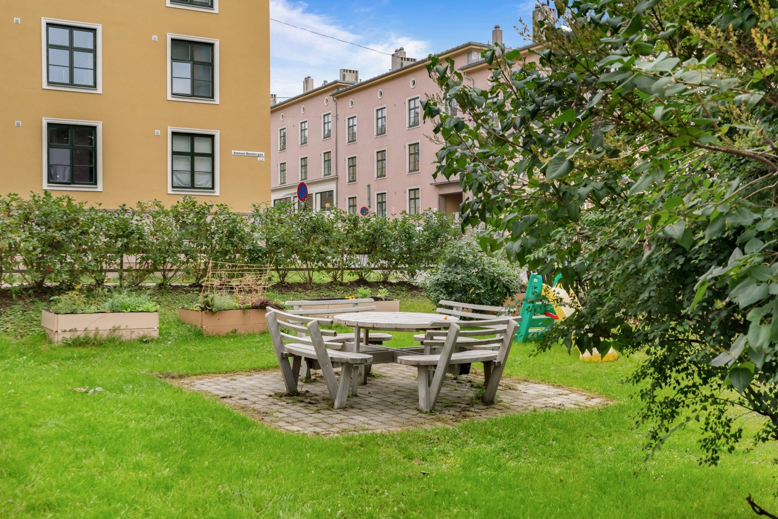 Fellesområdene er flott opparbeidet med grønne arealer og sittebenker Galleribilde