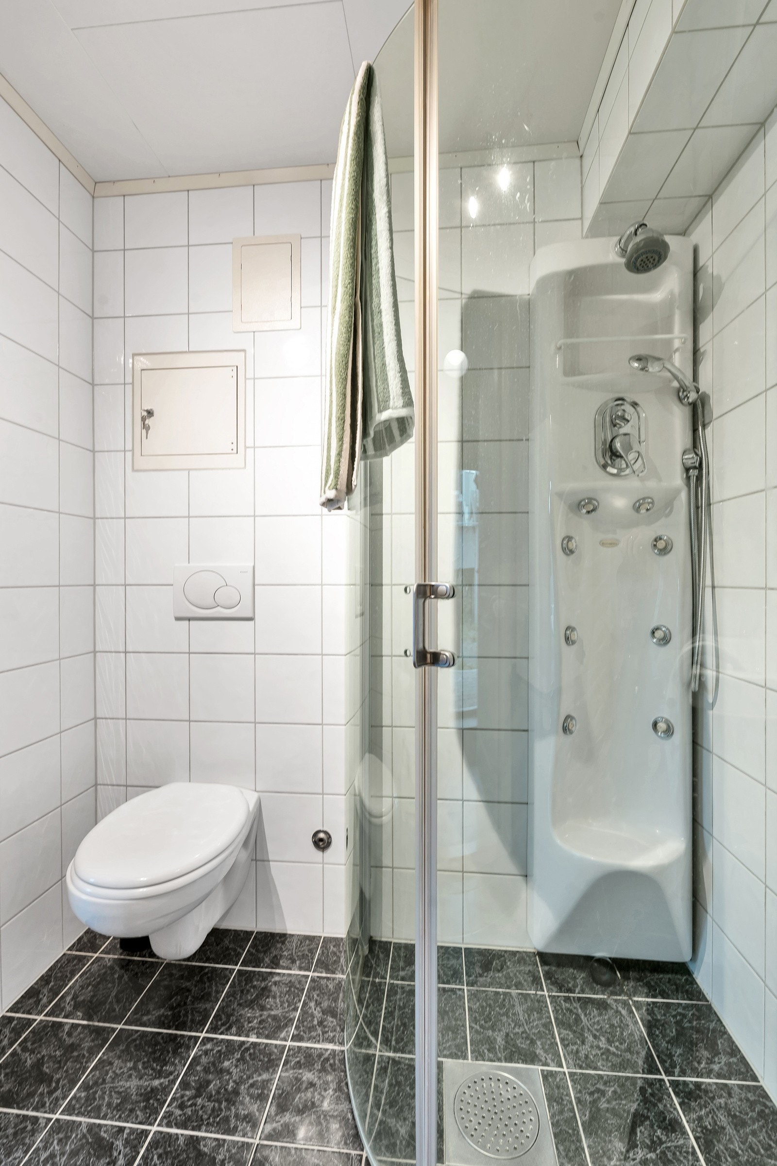 Dusjhjørne med dører som kan åpnes både innover og utover, som sparer plass på badet. Galleribilde