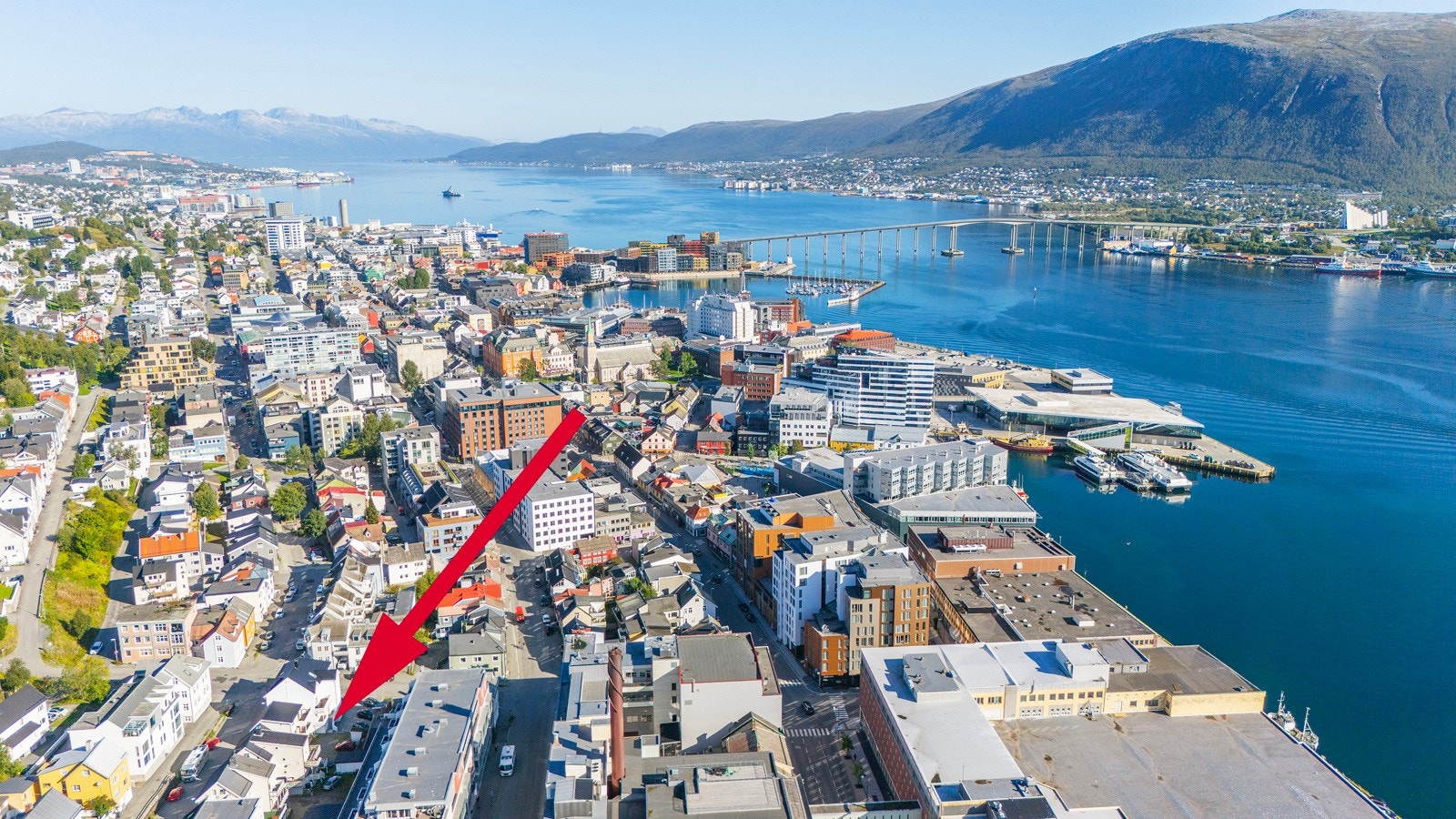 Kort avstand til nærmeste bussholdeplass, Nerstranda kjøpesenter, ulike treningssentre, bibliotek og div. kulturelle aktiviteter som sentrum har å tilby. Galleribilde